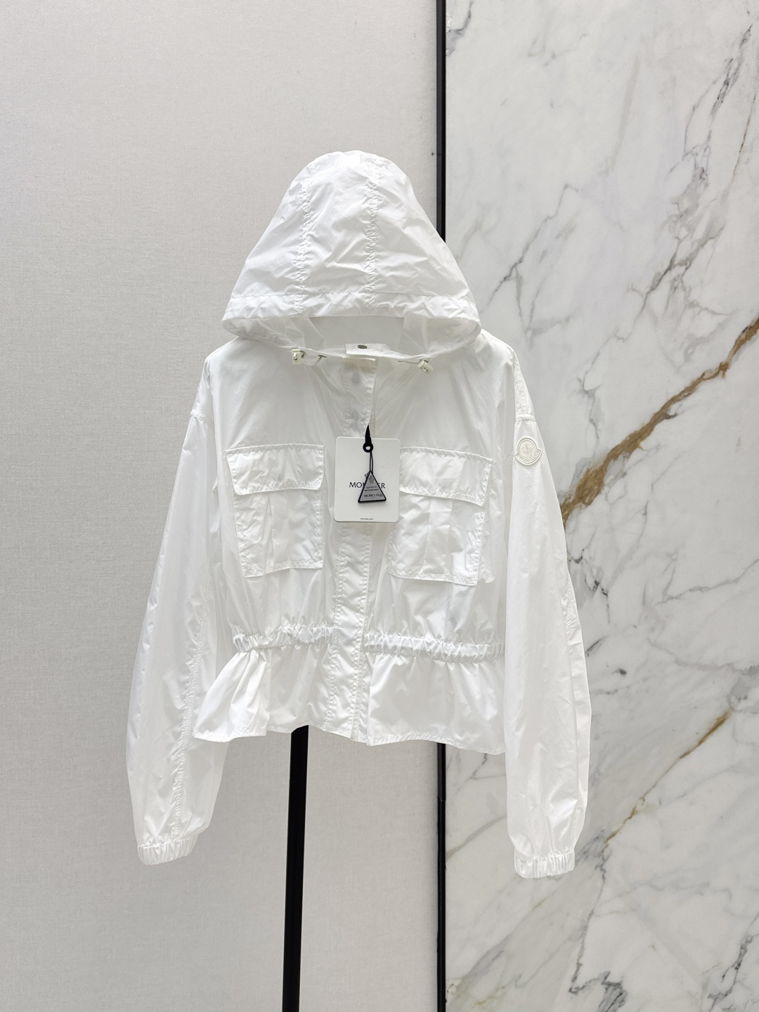 NO:832785,MC 26Ss————The latest hooded windbreaker jacket for spring and summer is light and practical. It is a basic item in the daily wardrobe. It is made of transparent windbreaker fabric and has a handsome and fashionable style. Three colors are on sale in stock 0/1/2 /,,jackets & coats,hats,19860909MC 26Ss————春夏最新款连帽风衣外套轻盈而实用 是日常衣橱的基础款单品 采用通透的风衣面料 帅气时髦范儿 三色现货发售0/1/2 /,,jackets & coats,hats,,Women's clothing