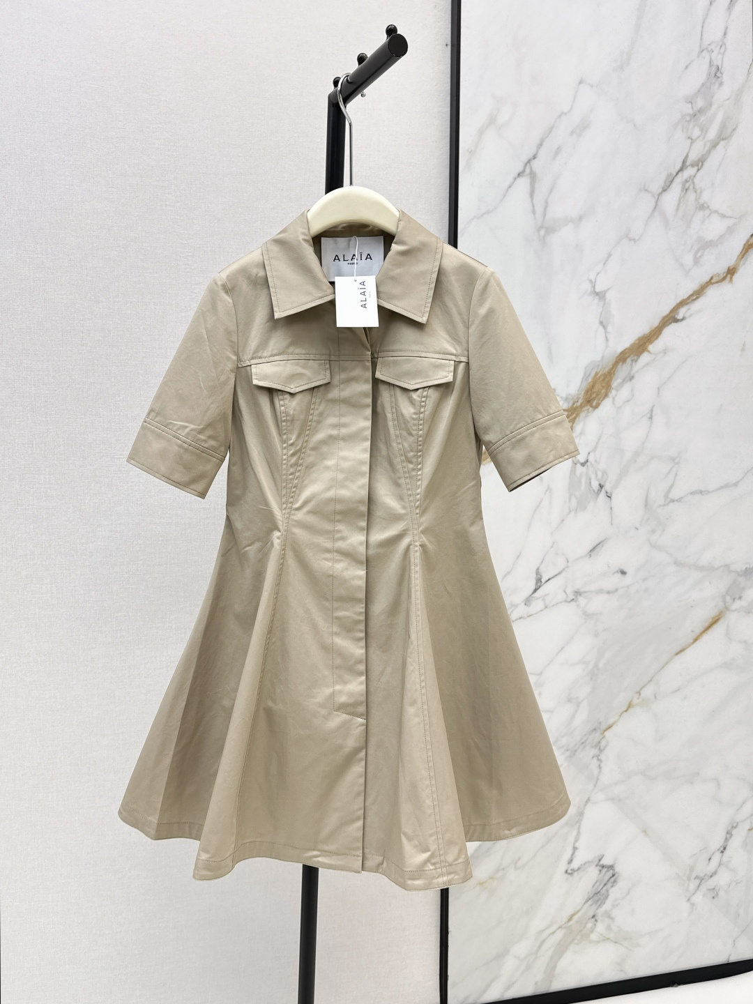 NO:832769,Ala 26Ss————The latest double-pocket dress in spring and summer is light khaki. It is very versatile. It is a long dress that can be used for daily life or vacation. The upper body is super beautiful. It can be taken for photos. It makes you feel younger online. The three-dimensional waist is cut with a big skirt. The whole skirt is very large. The upper body is three-dimensional and stylish. One color is available for sale sml,,skirts,19860909Ala 26Ss————春夏最新款双口袋连衣裙浅卡其色 非常百搭 日常或者度假兼备的长裙 上身超美 拍照出片 减龄感在线 立体收腰大裙摆剪裁 整个裙摆用量很大 上身立体有型 一色现货发售sml,,skirts,,Women's clothing