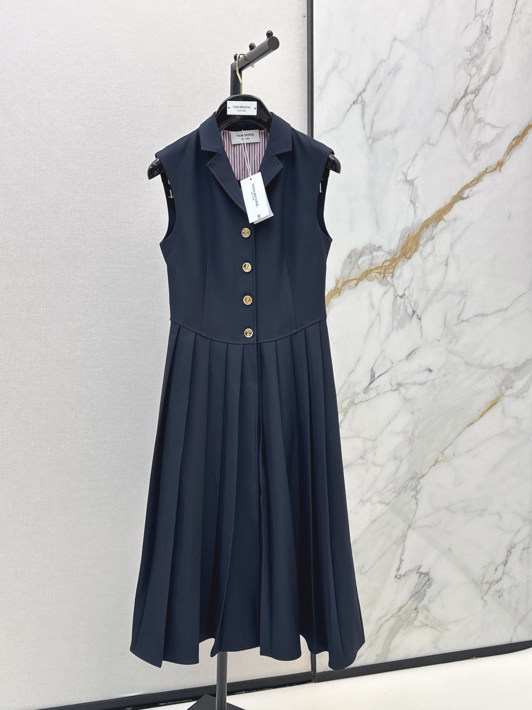 NO:832761,TB 26Ss————The latest spring and summer style sleeveless long dress with college style design. Super age-reducing design. Classic three-color lining + back neck webbing design. High waistline tailoring. Long pleated skirt type to show three-dimensional figure. One color ready for sale sml,,skirts,19860909TB 26Ss————春夏最新款学院风设计无袖长款连衣裙超级减龄的设计 经典三色里布+后领织带设计 高腰线剪裁 长款压褶裙型立体显身材 一色现货发售sml,,skirts,,Women's clothing