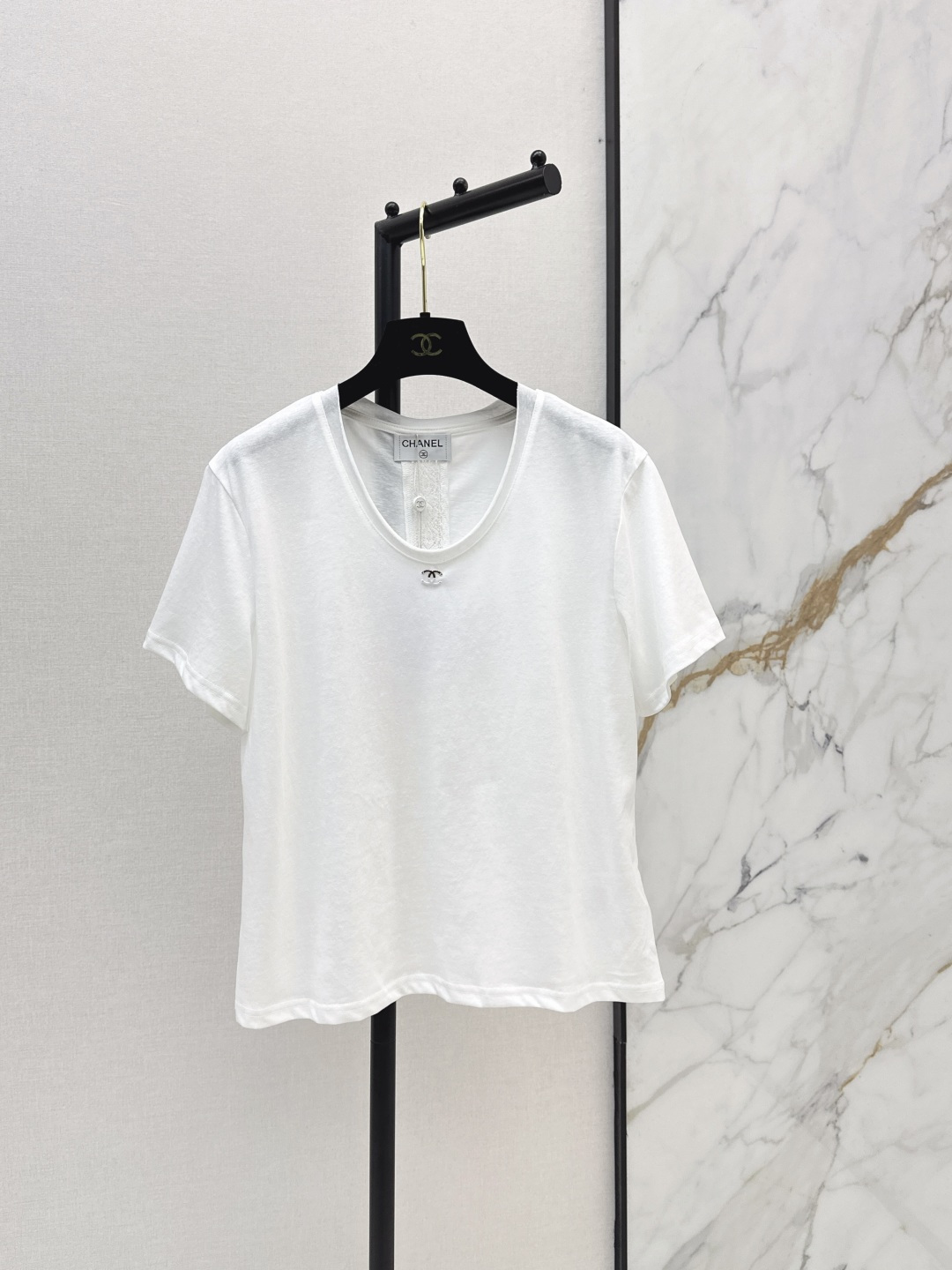 NO:833498,C Home 26Ss————The latest spring and summer style round neck T-shirt with lace back stitching is very dense and feels super good. It is a really hard-working one. The details are perfect. The regular version is not picky at all. It is simple and generous on the upper body. It instantly enhances the temperament. Available in stock in one color, sml, chanel, tees, t-shirt,19860909C家 26Ss————春夏最新款后背拼接蕾丝圆领T恤密度很高手感超好 真的费劲心血的一款 细节完美 常规版型 上身完全不挑人简单大方 瞬间提升气质 一色现货发售sml,,chanel,tees，t-shirt,,Women's clothing