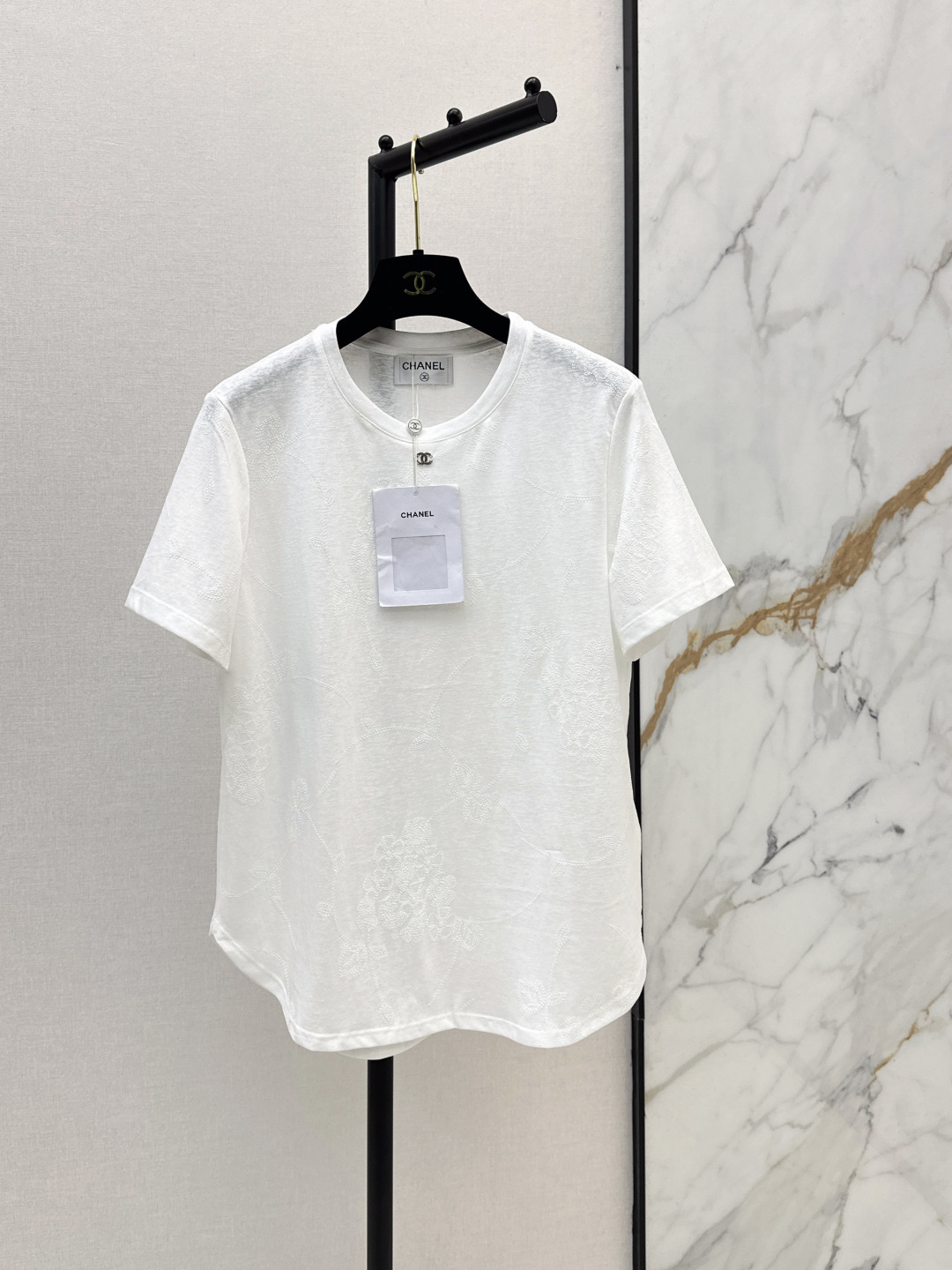 NO:833504,C Home 26Ss————The latest minimalist style round neck T-shirt for spring and summer is very dense and feels super good. It is a really hard-working one. The details are perfect. The regular version is not picky at all. It is simple and generous on the upper body. It instantly enhances the temperament. Available in stock in one color, sml, chanel, tees, t-shirt,19860909C家 26Ss————春夏最新款极简风圆领T恤密度很高手感超好 真的费劲心血的一款 细节完美 常规版型 上身完全不挑人简单大方 瞬间提升气质 一色现货发售sml,,chanel,tees，t-shirt,,Women's clothing