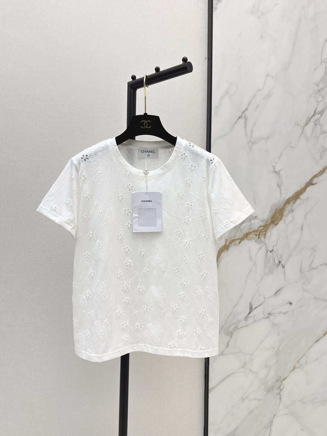 NO:833511,C Home 26Ss————The latest spring and summer embroidered design round neck T-shirt is very dense and feels super good. It is a really hard-working one. The details are perfect. The regular version is not picky at all. It is simple and generous. It instantly enhances the temperament. One color ready for sale sml, chanel, tees, t-shirt,19860909C家 26Ss————春夏最新款刺绣设计圆领T恤密度很高手感超好 真的费劲心血的一款 细节完美 常规版型 上身完全不挑人简单大方 瞬间提升气质 一色现货发售sml,,chanel,tees，t-shirt,,Women's clothing