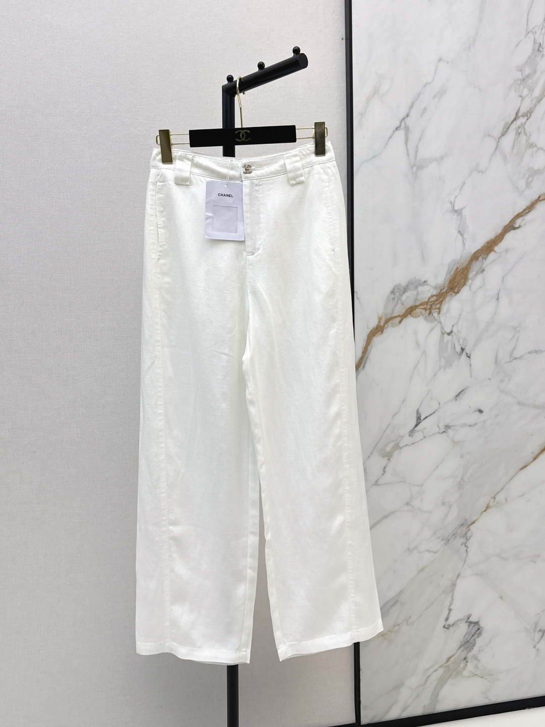 NO:833520,C Home 26Ss————The latest spring and summer versatile straight trousers that are not picky about your body shape and are particularly nice on the upper body!  The style of the matching is also very versatile. Exquisite advanced customization. The texture of the textured fabric is awesome. Retro and elegant. The upper body is cool and handsome, age-reducing and fashionable. Three colors are available for sale sml,,chanel,19860909C家 26Ss————春夏最新款百搭直筒西裤不挑剔身形要求 上身特别赞！搭配的风格也很通吃 精致高级定制 富有肌理感的面料质感超赞 复古优雅 上身酷帅减龄时髦精 三色现货发售sml,,chanel,,Women's clothing