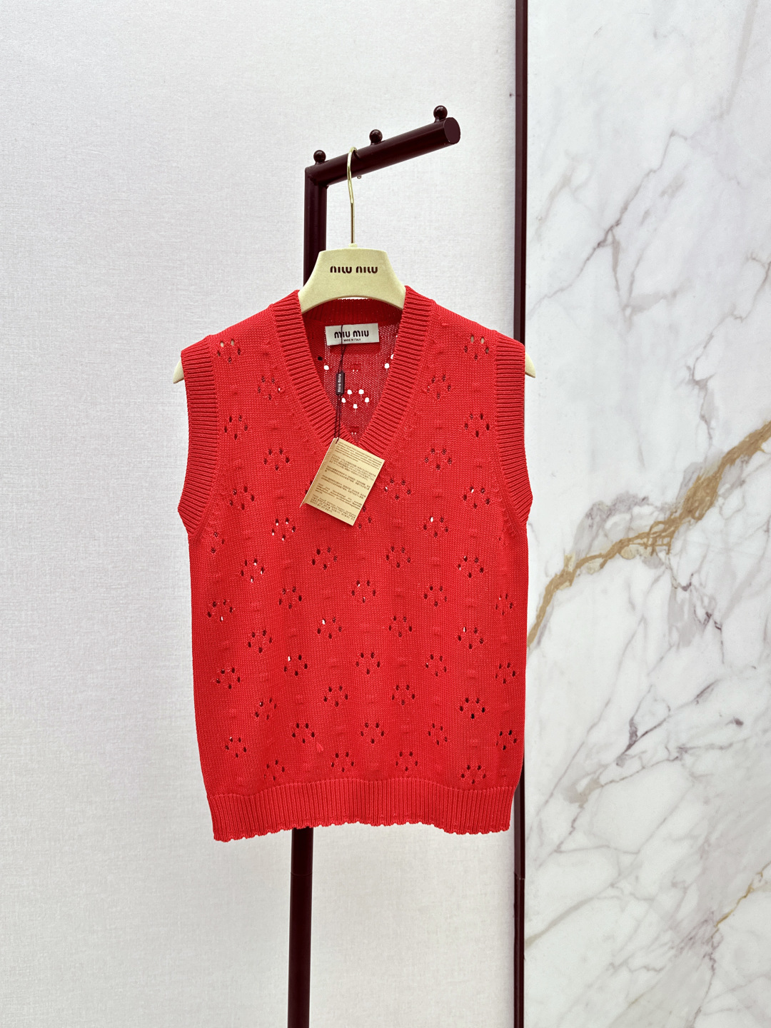 NO:833526,Miu 26Ss, the latest fashionable spring and summer embroidery for top students, knitted vest for age reduction, a super stacking tool. 18-needle imported pure cotton yarn. Temperament, girly style, age reduction and sweet flavor. The upper body is slimmer and slimmer. One color ready for sale sml,, miumiu,19860909减龄缪系少女穿搭 Miu 26Ss————刺绣春夏最新款时髦尖子生减龄针织马甲小背心超级叠搭神器 18针进口纯棉纱线 气质少女风减龄甜美气息 不挑人版型上身巨显瘦 一色现货发售sml,,miumiu,,Women's clothing