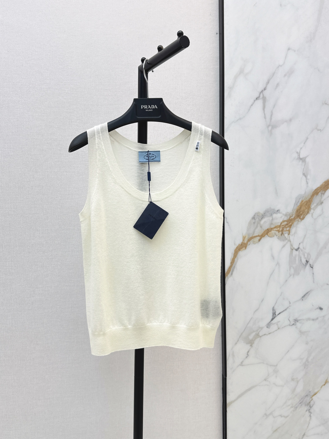NO:833533,PD 26Ss————The latest U-neck knitted vest for spring and summer is made of soft and skin-friendly fabrics. It is breathable and comfortable. It is very suitable for summer wear. It has a sleeveless U-neck design. It is ok to be worn layered or worn alone. It can be worn for commuting and leisure. The khaki color is low-key and durable. You can’t go wrong with it no matter how you match it. One color ready for sale sml,,19860909PD 26Ss———春夏最新款U领针织背心采用柔软亲肤面料 透气舒适 夏天穿超合适 无袖u领设计 叠穿或单穿都很ok 通勤休闲都能穿 卡其色低调耐看 怎么搭都不出错 一色现货发售sml,,,Women's clothing