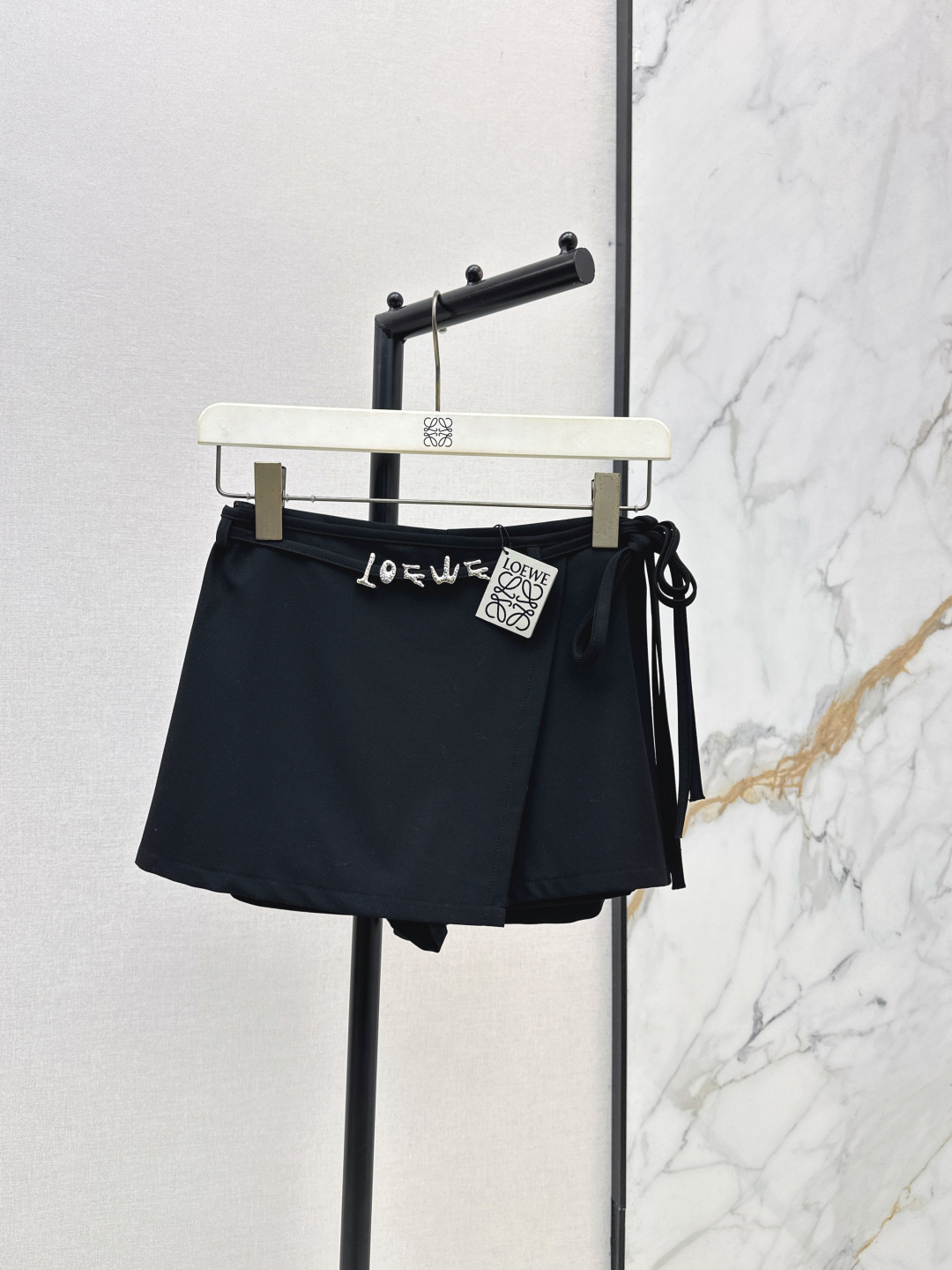 NO:833486,Fashionable and exquisite outfit Loe 26Ss————The latest spring and summer versatile ultra-short black trousers with strap design. The metal letter decoration is fashionable and high-end. The imported twill fabric is quite wide and has a delicate texture. The upper body effect is great. The classic version is versatile and fashionable. Mom has long legs. Highly recommended temperament items. One color ready for sale sml,, loewe, skirts,19860909时髦精穿搭 Loe 26Ss————春夏最新款夏百搭超短黑色裤裙搭片系带设计 金属字母装饰时髦又高级 进口斜纹面料挺阔质感细腻 上身效果很赞 经典版型不挑人百搭又时髦 妈生大长腿 强烈推荐气质单品 一色现货发售sml,,loewe,skirts,,Women's clothing