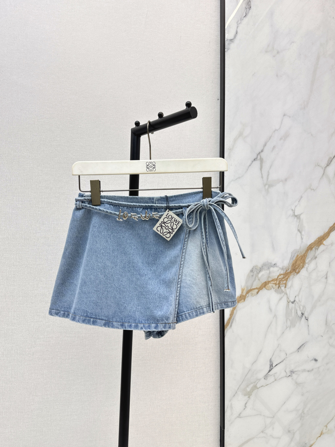 NO:833493,Fashionable and exquisite outfit Loe 26Ss————The latest summer series of spring and summer retro washed ultra-short jeans skirt. Lace-up design. Metal letter decoration is fashionable and advanced. Imported denim ribs are full of skinny and reactive washing process. The upper body effect is amazing. The classic version is versatile and fashionable. Mom has long legs. Highly recommended temperament items. One color ready for sale sml,,loewe,skirts,jeans,19860909时髦精穿搭 Loe 26Ss————春夏最新款夏日系列复古洗水超短牛仔裤裙 搭片系带设计 金属字母装饰时髦又高级 进口牛仔筋骨感十足活性洗水工艺上身效果超赞 经典版型不挑人百搭又时髦 妈生大长腿 强烈推荐气质单品 一色现货发售sml,,loewe,skirts,jeans,,Women's clothing