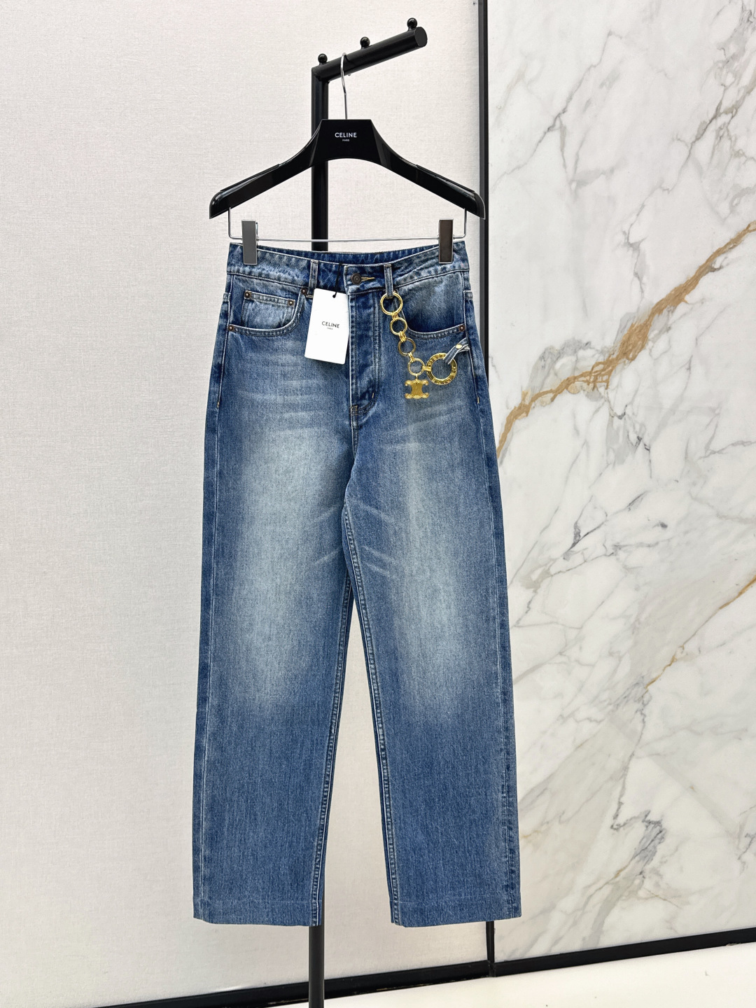 NO:833491,Ce 25Ss————The latest metal pendant design for spring and summer jeans. Tips on the Arc de Triomphe metal pendant design. Custom-washed imported fabrics with super texture. Simple, rough and versatile, high-street fashionable street artifacts. The version infinitely lengthens the legs. Imported washed denim fabrics make the upper body slimmer. One color ready for sale sml,,jeans,19860909Ce 25Ss————春夏最新款金属挂件设计牛仔裤凯旋门金属吊坠设计小心思 定制洗水进口面料质感超强 简单粗暴百搭高街时髦炸街神器 版型无限拉大长腿 进口洗水牛仔面料上身巨显瘦 一色现货发售sml,,jeans,,Women's clothing