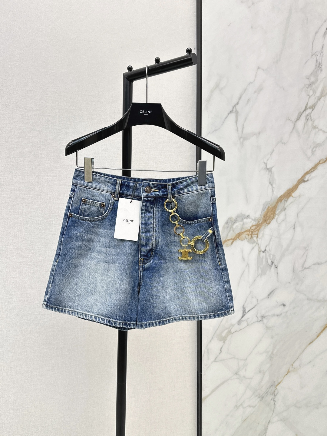 NO:833480,Ce 26Ss————Latest spring and summer metal pendant design denim shorts Arc de Triomphe metal pendant design small thoughts Customized washed imported fabrics with great texture Simple, rough and versatile high street fashionable street artifact The version infinitely lengthens the legs Imported washed denim fabrics make the upper body slimming One color ready for sale sml,,shorts,19860909Ce 26Ss————春夏最新款金属挂件设计牛仔短裤凯旋门金属吊坠设计小心思 定制洗水进口面料质感超赞 简单粗暴百搭高街时髦炸街神器 版型无限拉大长腿 进口洗水牛仔面料上身巨显瘦 一色现货发售sml,,shorts,,Women's clothing