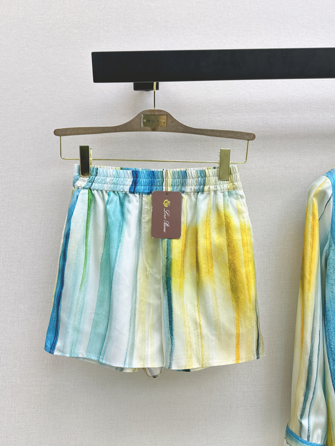 NO:833475,High-intelligence old-money style outfit LP 26Ss————The latest high-end ink painting and watercolor printed silk shorts for spring and summer. 100% silk twill fabric. Gentle and extremely elegant tone. Elastic waist design. Lazy temperament. A must-have item for goddesses. One color ready for sale smlxl,,loro piana,shorts,real silk,19860909高智感老钱风穿搭 LP 26Ss————春夏最新款高级感水墨画水彩印花真丝短裤百分百真丝斜纹绸面料 温柔极致优雅的调调 松紧腰设计慵懒气质女神必入单品 一色现货发售smlxl,,loro piana,shorts,real silk,,Women's clothing