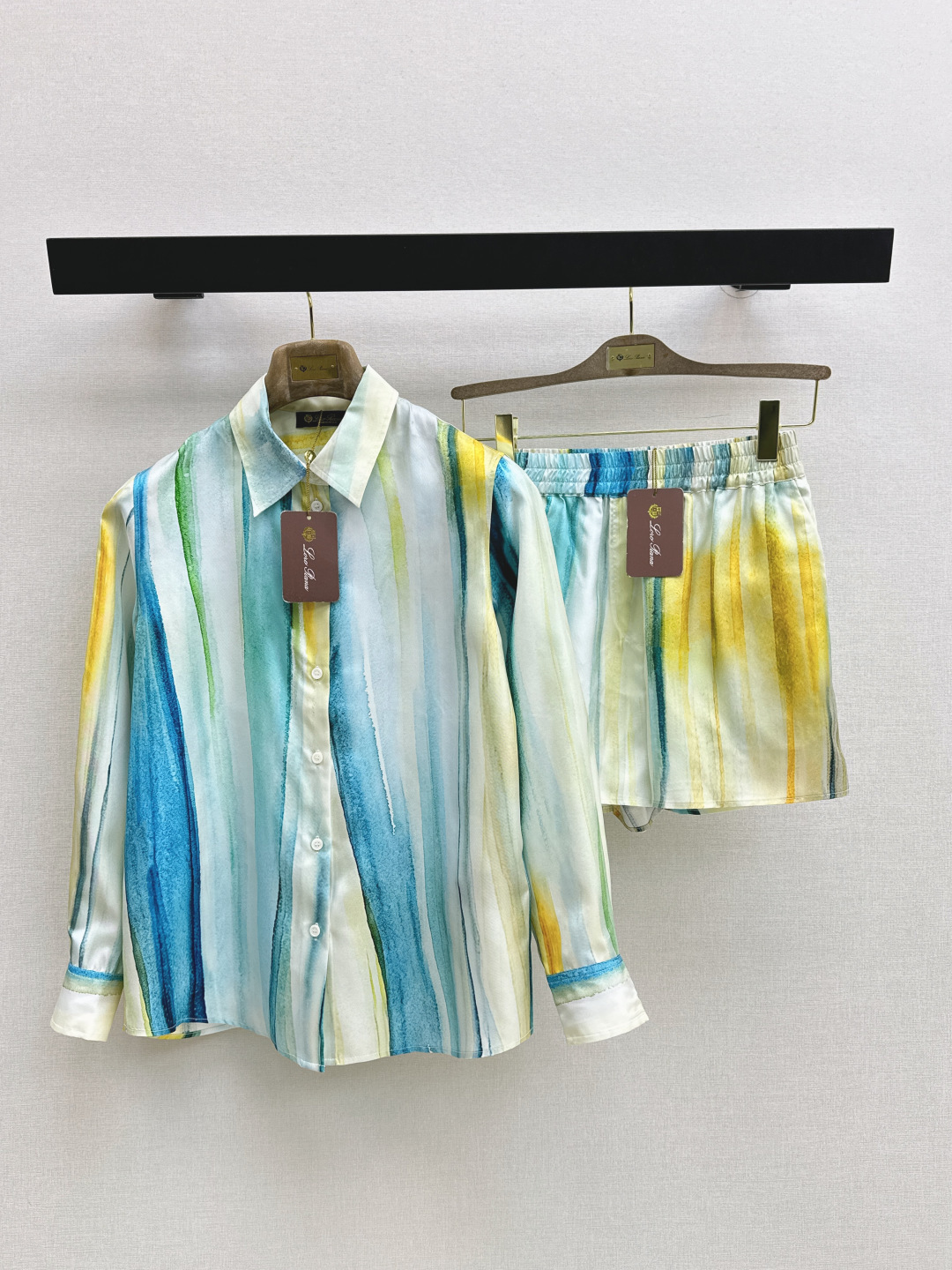 NO:833468,High-intellectual old-money style outfit LP 26Ss————The latest high-end ink painting and watercolor printed silk shirt for spring and summer. 100% silk twill fabric. Gentle and extremely elegant tone. A must-have item for the goddess of lazy temperament. One color ready for sale smlxl, loro piana, shirts, real silk,19860909高智感老钱风穿搭 LP 26Ss————春夏最新款高级感水墨画水彩印花真丝衬衫百分百真丝斜纹绸面料 温柔极致优雅的调调 慵懒气质女神必入单品 一色现货发售smlxl,,loro piana,shirts,real silk,,Women's clothing