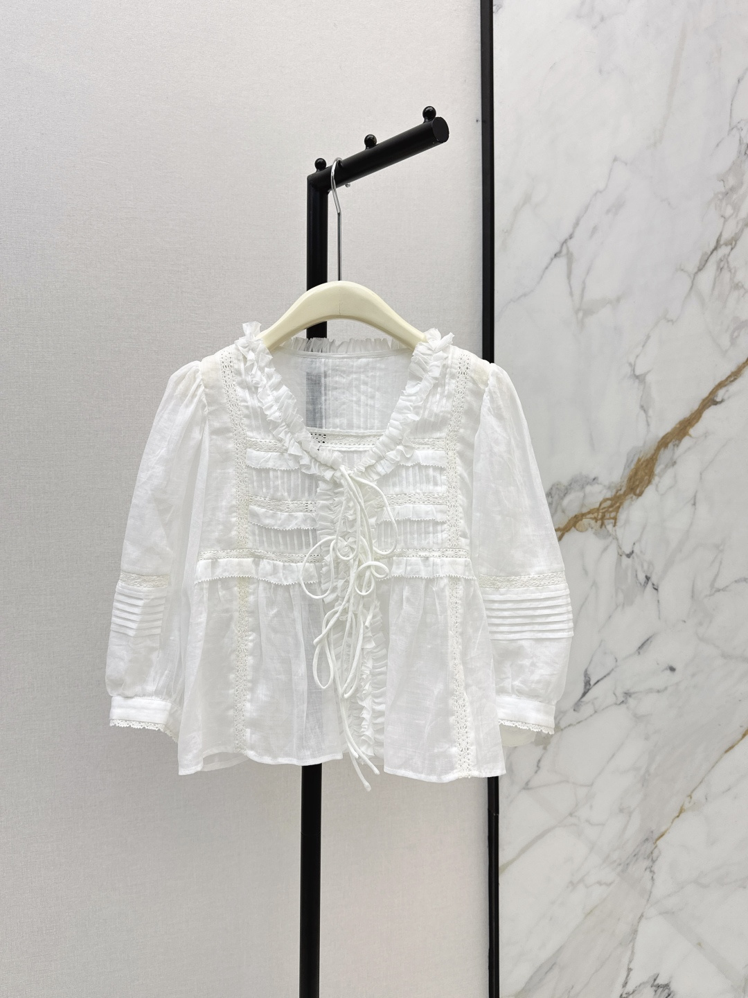 NO:833461,Fashionable niche design 26Ss————The latest heavy-duty splicing fungus-edged strap top for spring and summer, pure white French light luxury style and heavy-duty hollow embroidery. It is based on transparent fabrics and integrates multiple techniques to create a high-end single product with both fairy spirit and texture. The silhouette of the loose A-line baby shirt is elegant and flexible, and is very tolerant to the body. It hides the flesh and makes you slim. One color ready for sale smlxl,,19860909时髦小众设计 26Ss————春夏最新款重工拼接木耳边绑带上衣纯白色系法式轻奢风重工镂空刺绣 以通透面料为基底 融合多重工艺 打造出仙气与质感兼具的高级感单品 宽松A字娃娃衫廓形 上身飘逸灵动对身材包容性极强 藏肉显瘦 一色现货发售smlxl,,,Women's clothing