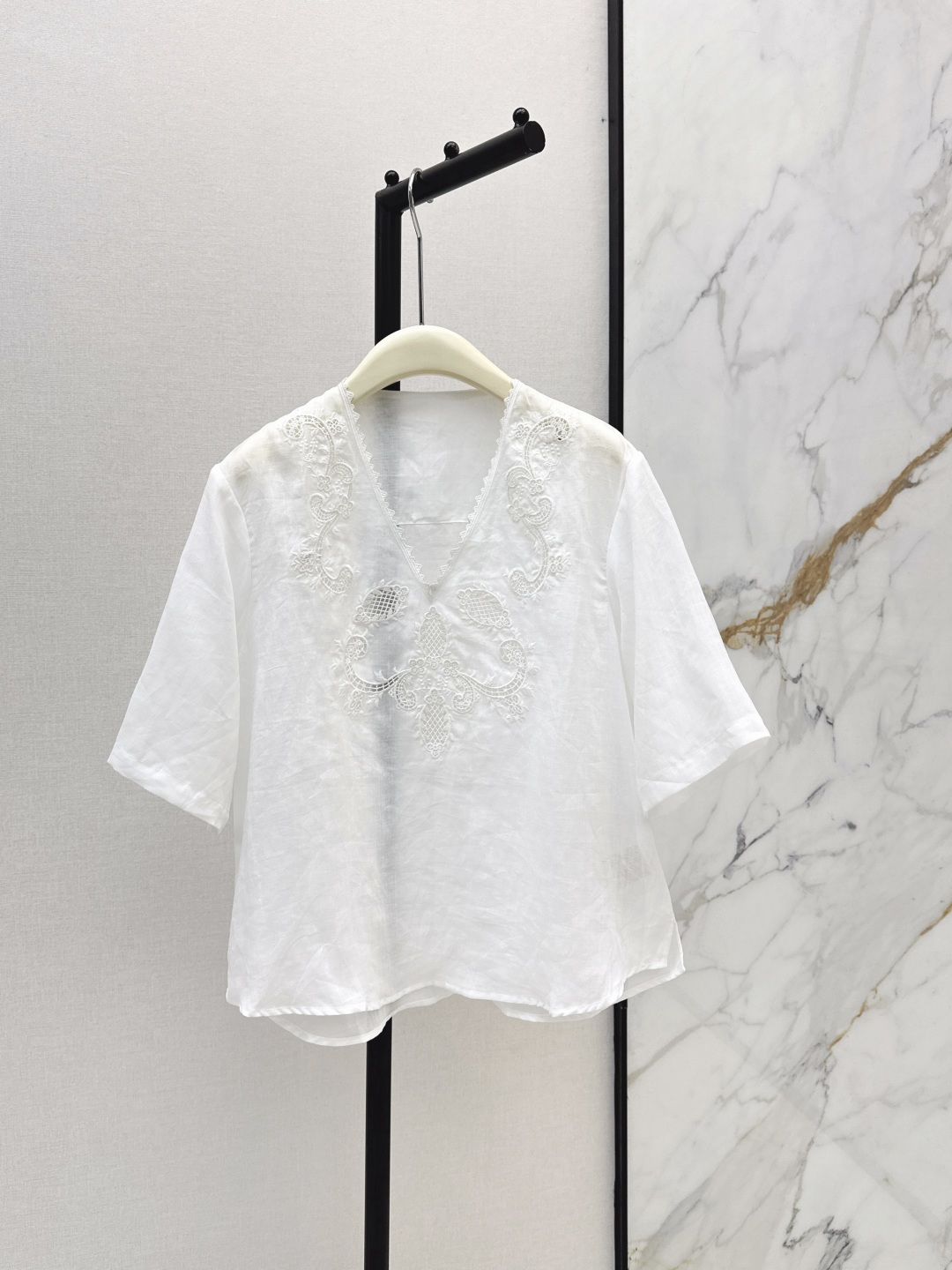 NO:833454,Fashionable niche design 26Ss————The latest heavy embroidery hollow design V-neck top in spring and summer. Pure white French light luxury style heavy hollow embroidery. It is based on transparent fabrics and integrates multiple techniques to create a high-end single product with both fairy spirit and texture. Loose A-line baby shirt silhouette. The upper body is elegant and flexible, and is very tolerant to the body. It hides the flesh and looks slim. One color ready for sale smlxl,,19860909时髦小众设计 26Ss————春夏最新款重工刺绣镂空设计V领上衣 纯白色系法式轻奢风重工镂空刺绣 以通透面料为基底 融合多重工艺 打造出仙气与质感兼具的高级感单品 宽松A字娃娃衫廓形 上身飘逸灵动对身材包容性极强 藏肉显瘦 一色现货发售smlxl,,,Women's clothing