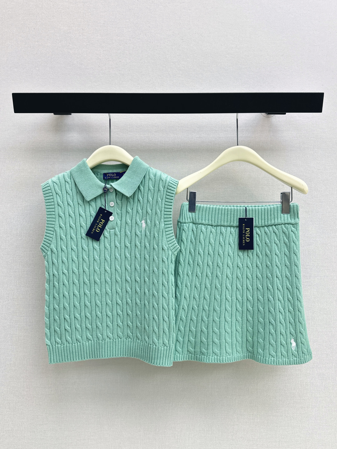 NO:833446,RL 26Ss————The latest sports and casual girl suit for spring and summer. Sleeveless Polo vest + high-waisted skirt. Vest with classic Polo collar + pony embroidery. Perfect details. Skirt with high-waisted design. Modify body shape and can be easily controlled in college style or commuting style. Knitted fabric is soft and comfortable. It is OK to wear alone or layered with shirts. It is easy to create an elegant temperament for daily outings and dates. Available in one set. Two colors are available for sale in sml, skirts, shirts,19860909RL 26Ss————春夏最新款运动休闲女孩套装无袖Polo背心+高腰半裙 背心经典Polo领+小马刺绣 细节满分 半裙高腰设计 修饰身形学院风or通勤风都能轻松驾驭 针织面料柔软舒适 单穿or叠搭衬衫都很OK 日常出街约会都能轻松打造优雅气质 一套出 两色现货发售sml,,skirts,shirts,,Women's clothing