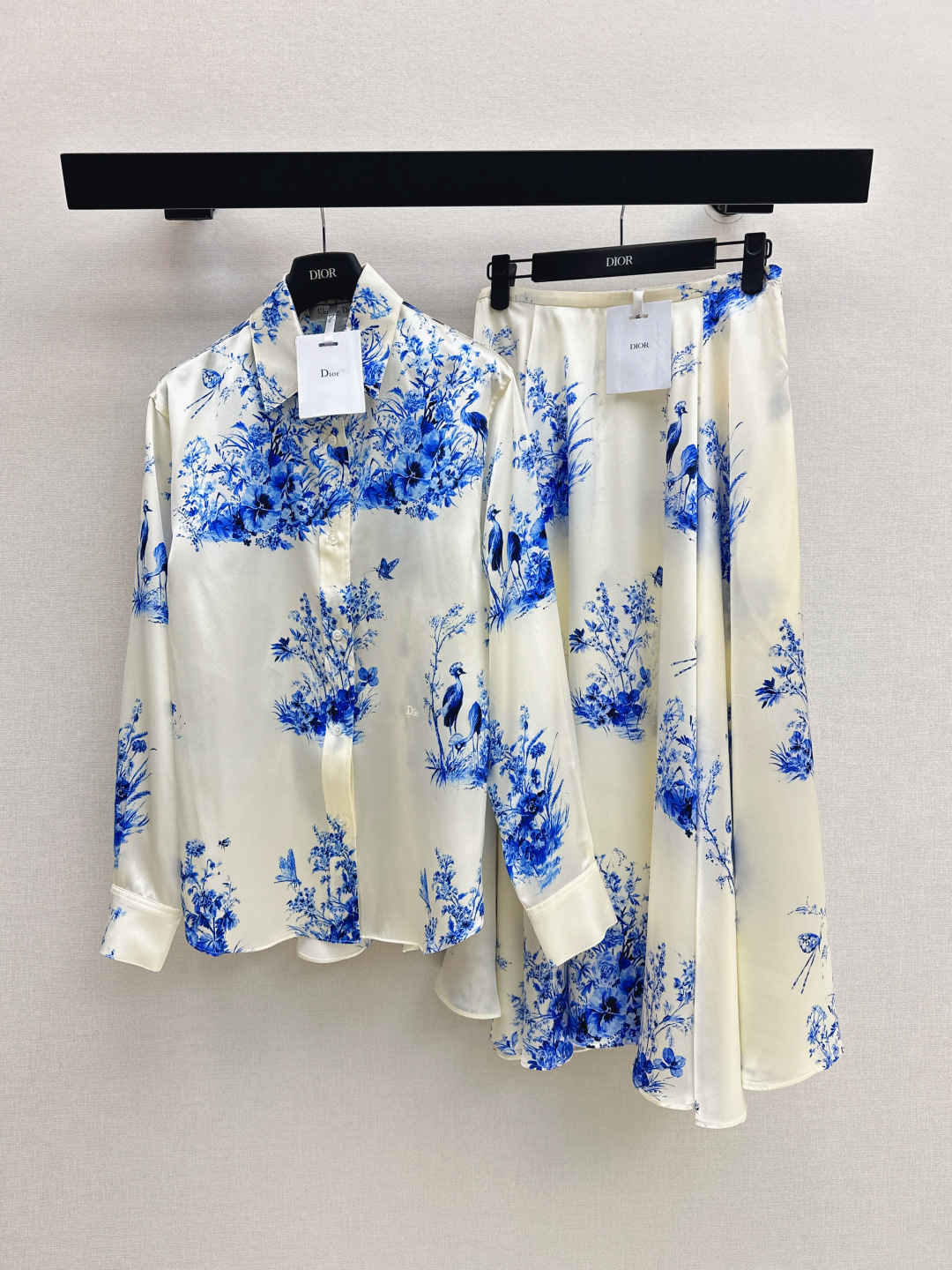 NO:833439,CD 26Ss - the latest spring and summer garden world series oriental aesthetic print suit. Spring limited blue and white color blue and white porcelain shirt + skirt. 100% mulberry silk fabric is smooth and comfortable, perfect for spring and summer. Blue and white porcelain flower and bird flower prints are full of romantic literary atmosphere. The mid-length loose tailoring is super friendly to the body. It can be easily worn with a lazy and casual style. Paired with an elastic waist pleated skirt, it can be easily controlled for daily commuting and vacation. A must-have artifact for white and rich beauty. Developed in one color.  Ready for sale sml,,skirts,shirts,19860909CD 26Ss———春夏最新款花园世界系列东方美学印花套装春日限定蓝白配色青花瓷衬衫+半裙 百分百桑蚕丝面料顺滑舒适 春夏穿着都超合适 青花瓷花鸟花卉印花浪漫文艺氛围感满满 中长款宽松剪裁对身材超友好 轻松穿出慵懒随性风 搭配松紧腰百褶半裙 日常通勤度假都能轻松驾驭 白富美必备神器 一色分开发 现货发售sml,,skirts,shirts,,Women's clothing