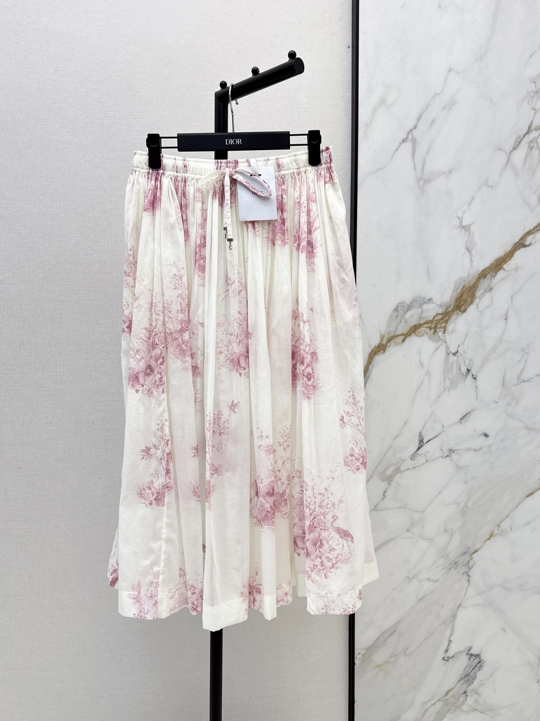 NO:833432,CD 26Ss————The latest garden world series oriental aesthetic print suit for spring and summer. Spring limited edition pink and white shirt + skirt. Light silk cotton fabric is breathable and comfortable. Suitable for spring and summer. White bottom with pink flowers. Full of romantic literary and artistic atmosphere. The mid-length loose cut is super friendly to the figure. It can be easily worn with a lazy and casual style. Paired with an elastic waist pleated skirt, it can be easily controlled for daily commuting and vacation. A must-have artifact for white and rich beauty. Developed in one color.  Ready for sale sml,,skirts,shirts,19860909CD 26Ss————春夏最新款花园世界系列东方美学印花套装 春日限定粉白色衬衫+半裙 轻薄丝棉质面料透气舒适 春夏穿着都超合适 白色底配粉色花卉 浪漫文艺氛围感满满 中长款宽松剪裁对身材超友好 轻松穿出慵懒随性风 搭配松紧腰百褶半裙 日常通勤度假都能轻松驾驭 白富美必备神器 一色分开发 现货发售sml,,skirts,shirts,,Women's clothing