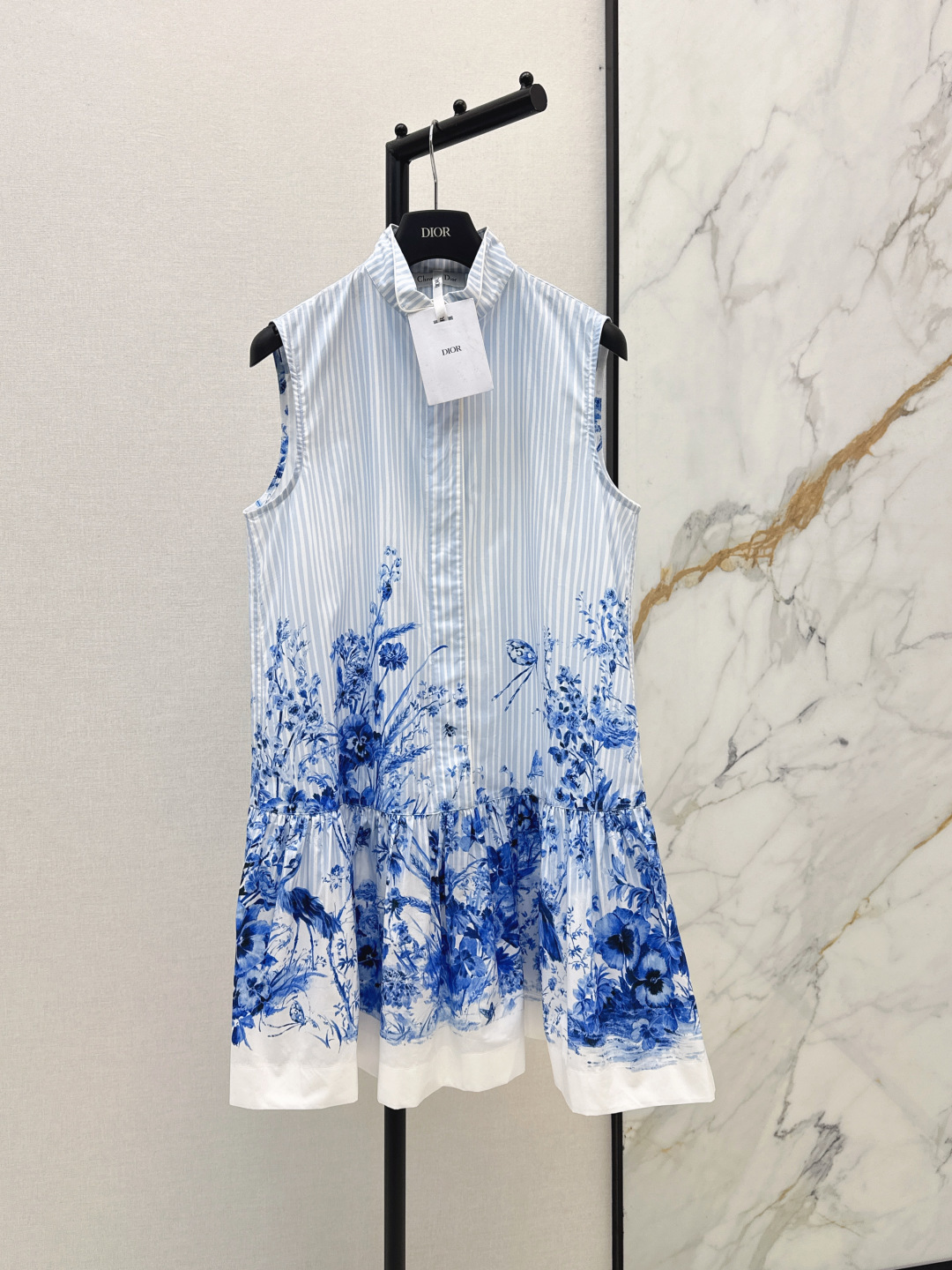 NO:833419,CD 26Ss————The latest garden world series oriental aesthetic printed sleeveless dress for spring and summer. The light silk cotton fabric is breathable and comfortable. It is very suitable for spring and summer. Blue and white vertical stripes are combined with blue and white porcelain style flowers. It is full of romantic literary atmosphere. The mid-length loose cut is super friendly to the figure. It can be easily worn with a lazy and casual style. Paired with an elastic waist pleated skirt, it can be easily controlled for daily commuting and vacation. A must-have artifact for white and rich beauty. One color ready for sale sml,,skirts,19860909CD 26Ss————春夏最新款花园世界系列东方美学印花无袖连衣裙 轻薄丝棉质面料透气舒适 春夏穿着都超合适 蓝白竖条纹搭配青花瓷风花卉 浪漫文艺氛围感满满 中长款宽松剪裁对身材超友好 轻松穿出慵懒随性风 搭配松紧腰百褶半裙 日常通勤度假都能轻松驾驭 白富美必备神器 一色现货发售sml,,skirts,,Women's clothing