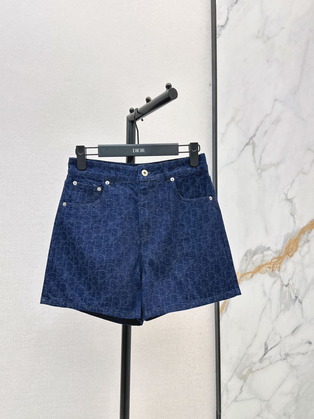NO:834157,CD 26Ss————The latest nautical series denim shorts for spring and summer, custom-made yarn-dyed jacquard process washed denim fabric, high-end and fashionable. A must-have wardrobe classic. The classic trousers shape makes the upper body look slimmer. Mom has long legs. Casual and fashionable handsome items. Imported denim fabrics with enzyme washing process. One color ready for sale sml,,shorts,19860909CD 26Ss————春夏最新款航海系列牛仔短裤定制色织提花工艺洗水牛仔面料高级又时髦 衣橱必备的万年搭 经典裤形上身巨显瘦 妈生大长腿 休闲时髦的帅气单品 进口牛仔面料酵素洗水工艺 一色现货发售sml,,shorts,,Women's clothing