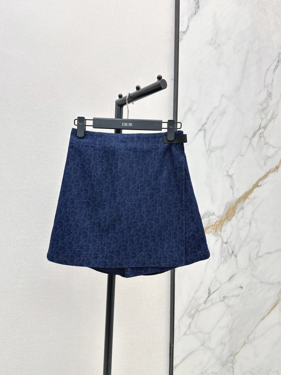 NO:834165,CD 26Ss————The latest nautical series jeans skirt for spring and summer, custom-made yarn-dyed jacquard process washed denim fabric, high-end and fashionable. A must-have for the wardrobe. Classic trousers with strap buckle decoration. The upper body is slimming. Mom has long legs. Casual and fashionable handsome item. Imported denim fabric enzyme washed process. One color ready for sale sml,,skirts,jeans,19860909CD 26Ss————春夏最新款航海系列牛仔裤裙定制色织提花工艺洗水牛仔面料高级又时髦 衣橱必备的万年搭 搭片插扣装饰经典裤形上身巨显瘦 妈生大长腿 休闲时髦的帅气单品 进口牛仔面料酵素洗水工艺 一色现货发售sml,,skirts,jeans,,Women's clothing
