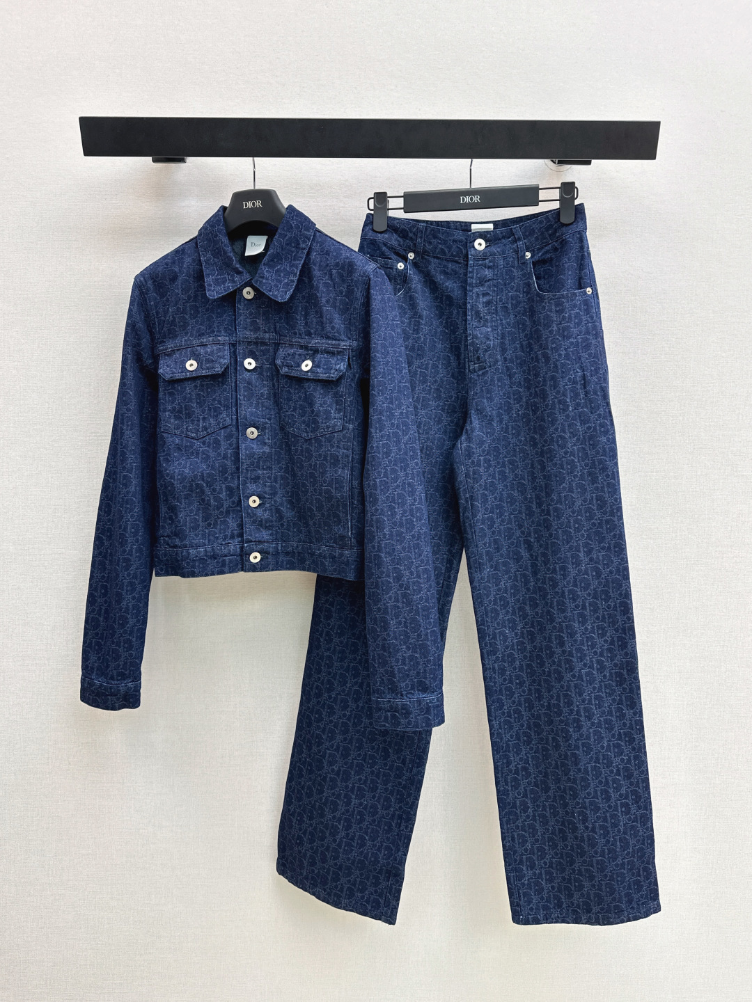NO:834116,CD 26Ss————The latest nautical series denim jacket for spring and summer, customized yarn-dyed jacquard process washed denim fabric, high-end and fashionable. A must-have for the wardrobe. Temperament small lapel, classic H short version, slimming upper body. Casual and fashionable handsome item. Imported denim fabric enzyme washing process. One color ready for sale sml,,jackets & coats,jackets & coats,19860909CD 26Ss————春夏最新款航海系列牛仔夹克外套定制色织提花工艺洗水牛仔面料高级又时髦 衣橱必备的万年搭 气质小翻领经典H短款版型上身巨显瘦 休闲时髦的帅气单品 进口牛仔面料酵素洗水工艺 一色现货发售sml,,jackets & coats,jackets & coats,,Women's clothing