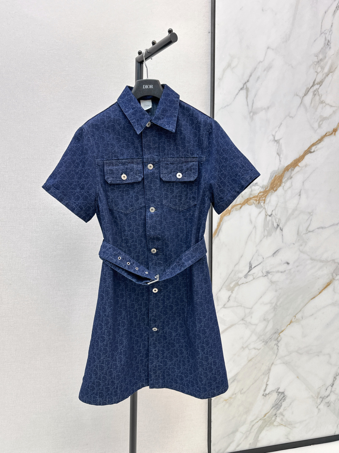 NO:834181,CD 26Ss————The latest nautical series denim short-sleeved dress in spring and summer, custom-made yarn-dyed jacquard process washed denim fabric, high-end and fashionable. A must-have for the wardrobe. Work pockets, small lapels, classic belt. Designed to make the upper body slimmer. Casual and fashionable handsome items. Imported denim fabric enzyme washing process. One color ready for sale sml,,skirts,T-shirt,19860909CD 26Ss————春夏最新款航海系列牛仔短袖连衣裙定制色织提花工艺洗水牛仔面料高级又时髦 衣橱必备的万年搭 工装口袋气质小翻领经典系腰带 设计版型上身巨显瘦 休闲时髦的帅气单品 进口牛仔面料酵素洗水工艺 一色现货发售sml,,skirts,T-shirt,,Women's clothing