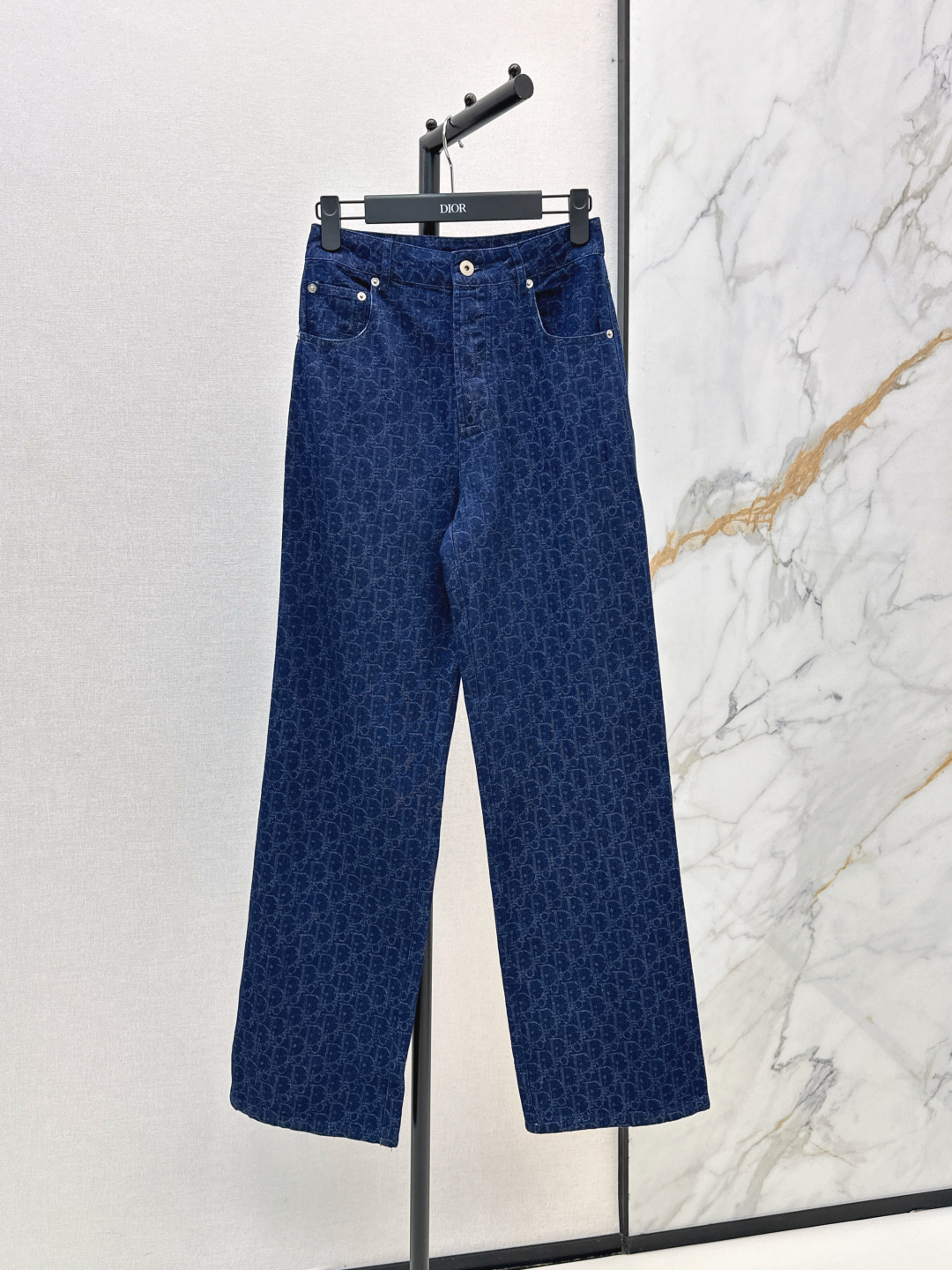NO:834188,CD 26Ss————The latest nautical series denim trousers for spring and summer, custom-made yarn-dyed jacquard process washed denim fabric, high-end and fashionable. A must-have wardrobe classic. The classic straight-leg trousers look slimming on the upper body. Mom has long legs. Casual and fashionable handsome items. Imported denim fabric enzyme washing process. One color ready for sale sml,,19860909CD 26Ss————春夏最新款航海系列牛仔长裤定制色织提花工艺洗水牛仔面料高级又时髦 衣橱必备的万年搭 经典直筒裤型上身巨显瘦 妈生大长腿 休闲时髦的帅气单品 进口牛仔面料酵素洗水工艺 一色现货发售sml,,,Women's clothing