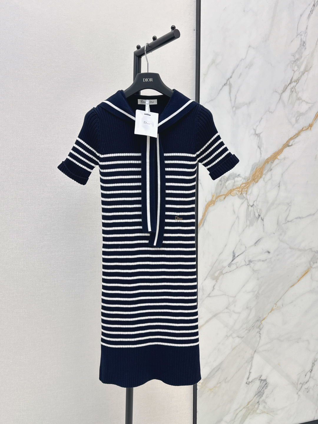 NO:834132,CD 26Ss————The latest navy-style striped knitted dress for spring and summer. The refreshing 100% cotton yarn developed by yb. Navy blue and off-white two-color yarns are intertwined with navy stripes. The heavy fabric surface is soft and waxy without losing the drape. The dark stripes are also very slimming. The upper body is three-dimensional and stylish. The waistband is decorated with a matching metal logo logo with full details. The fabric is full of elasticity and is easy to handle. The upper body modification does not look fat at all and shows a straight curve.  Easily wear a gentle temperament. One color ready for sale, sml,,skirts,19860909CD 26Ss————春夏最新款海军风条纹针织连衣裙yb开发的精纺清爽百分百棉质纱线 海军蓝和米白双色纱线交织海军条纹 对版的重磅织面 软糯又不失垂感 深色的条纹也很显瘦哦 上身立体有型 腰身饰对版开发金属logo徽标细节满分 面料弹力十足游刃有余 上身修饰完全不显胖 立显有致曲线 轻松穿出温柔气质 一色现货发售sml,,skirts,,Women's clothing