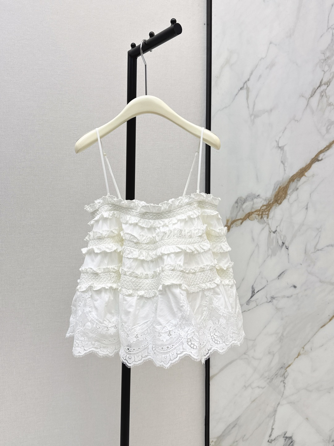 NO:834156,Zhao Lusi's same style Zimmen-M 26Ss - the latest spring and summer heavy-duty short sling with an elegant and fresh holiday style. Romantic and elegant white and rich must-have item. Imported 100% cotton fabric. One color ready for sale smlxl,,19860909赵露思同款 Zimmen-M 26Ss————春夏最新款重磅短款小吊带抹淡雅清新的度假风气息 浪漫优雅的白富美必备单品 进口百分百棉面料 一色现货发售smlxl,,,Women's clothing