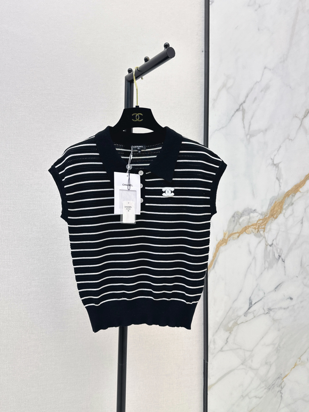 NO:834180,C Home 26Ss————The latest classic black and white striped lapel sweater for spring and summer, fashionable navy style. The striped color scheme is also very good-looking. It makes you look younger and more fashionable in a second. Super light yarn. Not afraid of sultry heat in summer. Very breathable. Two colors available for sale sml,,chanel,19860909C家 26Ss————春夏最新款经典黑白条纹翻领针织衫时髦海军风 条纹配色也很好看 一秒减龄又时髦 超级轻薄的纱线 夏季不怕闷热 透气性很好 两色现货发售sml,,chanel,,Women's clothing