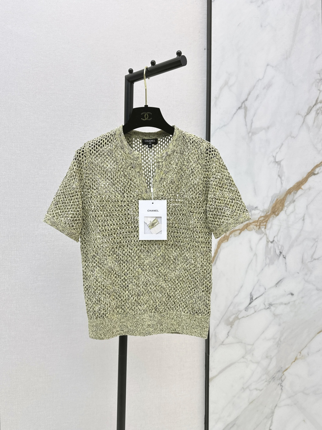 NO:834187,C Home 26Ss————The latest hollow knitted short-sleeved V-neck + short-sleeved design for spring and summer. Simple, elegant and breathable. Super comfortable to wear in summer. The hollow craftsmanship makes the sense of layering and lightness perfect. It can be easily controlled for daily commuting and leisure. Pair it with jeans or skirts. It is fresh, natural and easy to get the summer relaxation~ One color ready for sale sml,,chanel,skirts,jeans,T-shirt,19860909C家 26Ss————春夏最新款镂空针织短袖V领+短袖设计 简约优雅又透气 夏天穿超舒服 镂空工艺让层次感和轻盈感满分 日常通勤休闲都能轻松驾驭 搭配牛仔裤或半裙 清新自然轻松get夏日松弛感～ 一色现货发售sml,,chanel,skirts,jeans,T-shirt,,Women's clothing