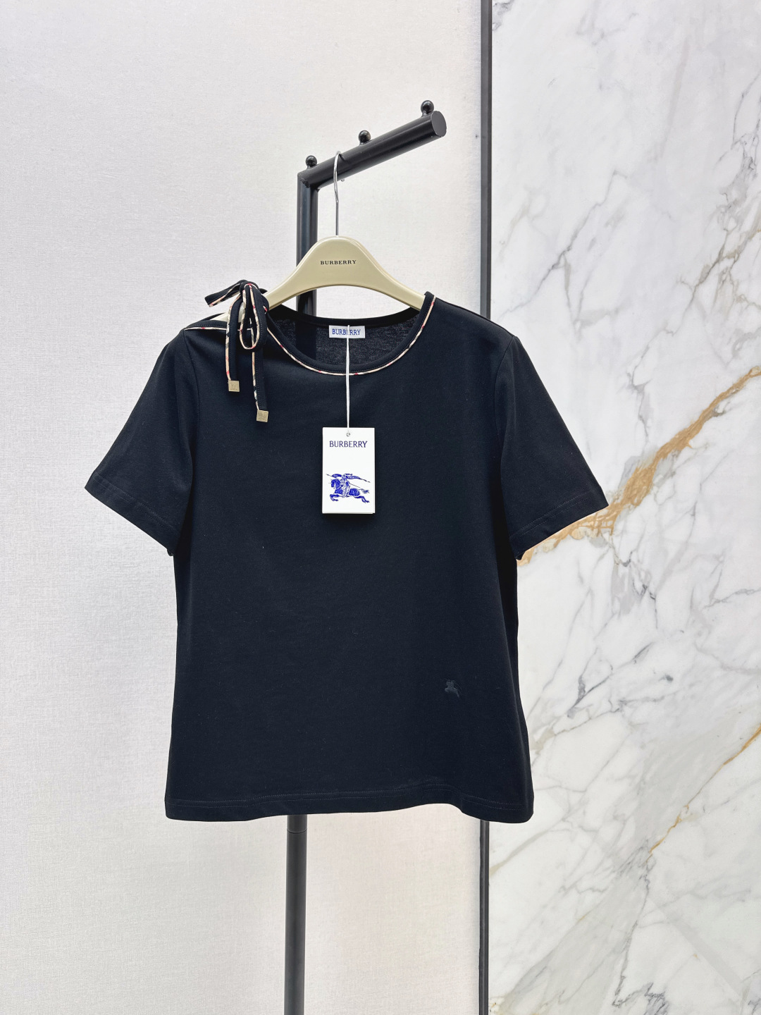 NO:834192,Bur 26Ss————The latest spring and summer shoulder strap T-shirt with pure cotton texture and high-density texture!  Visible texture to the naked eye. Discreet design on the shoulders. Classic plaid webbing splicing. Discreet design hidden in the details. Low-key and high-end. Knight embroidery on the hem. Full of details. Available in two colors. SML, burberry, tees, t-shirt,19860909Bur 26Ss————春夏最新款肩部系带T恤纯棉质感 高密度的纹理感！肉眼可见的质感 肩部小心机设计 经典的格纹织带拼接 藏在细节里的小心机 低调又显高级感 下摆骑士刺绣 细节拉满 两色现货发售sml,,burberry,tees，t-shirt,,Women's clothing