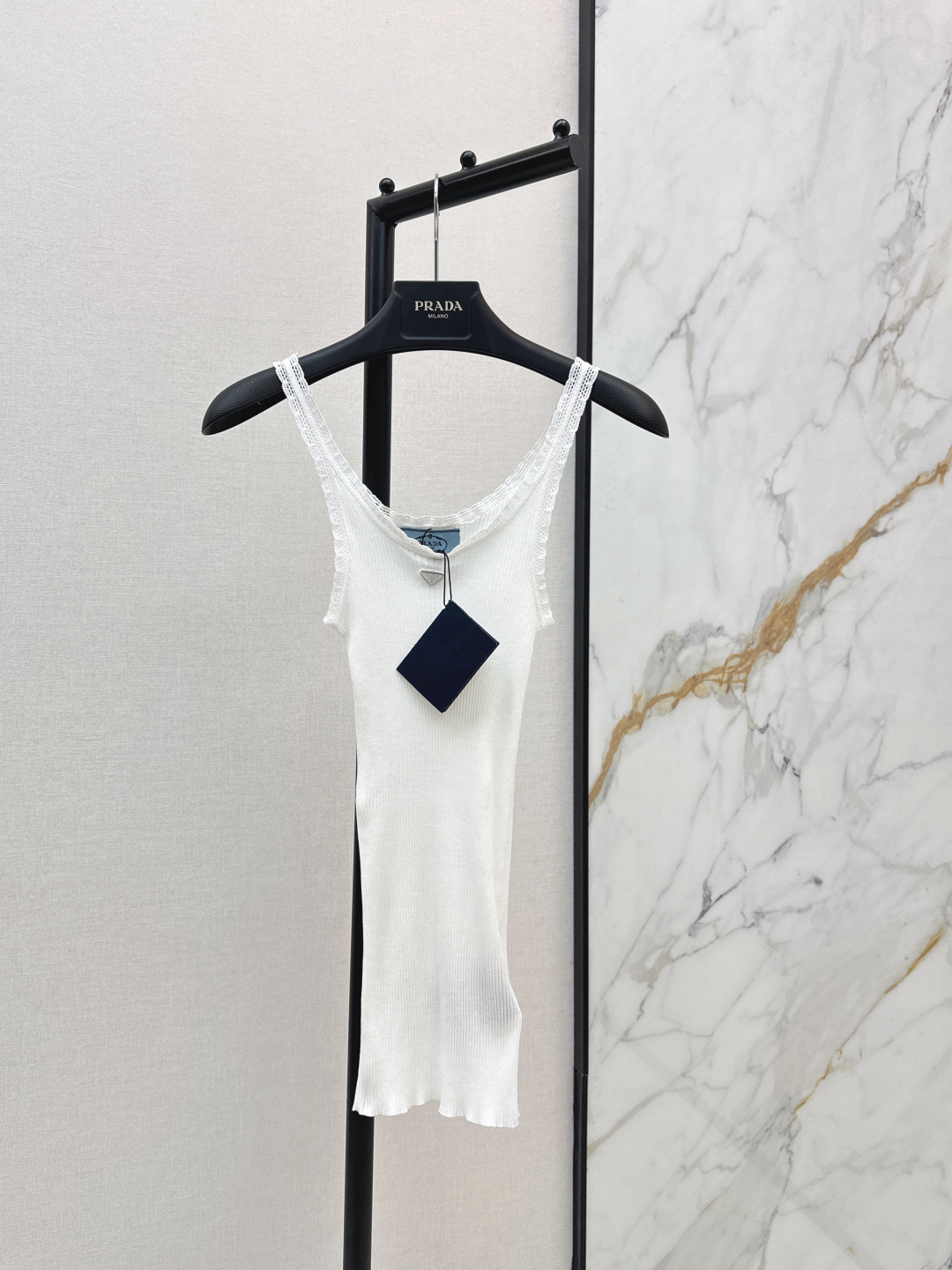 NO:869689,PD 26Ss————The latest spring and summer white lace suspenders. The threaded fabric has good elasticity. It is close-fitting and slimming. V-neck + lace details. The logo on the chest is super design. American hot girl style. It looks great with high-waisted pants or short skirts. It can be easily managed when going out for photos and parties. Comfortable and fashionable. A must-have for summer. Available in one color. sml,,skirts,19860909PD 26Ss————春夏最新款白色蕾丝花边吊带螺纹面料弹性好 贴身显瘦 V领+蕾丝花边细节满分 胸前标识超有设计感 美式辣妹风 搭高腰裤或短裙都很出片 日常出街拍照聚会都能轻松驾驭 舒适又时髦 夏日必备 一色现货发售sml,,skirts,,Women's clothing