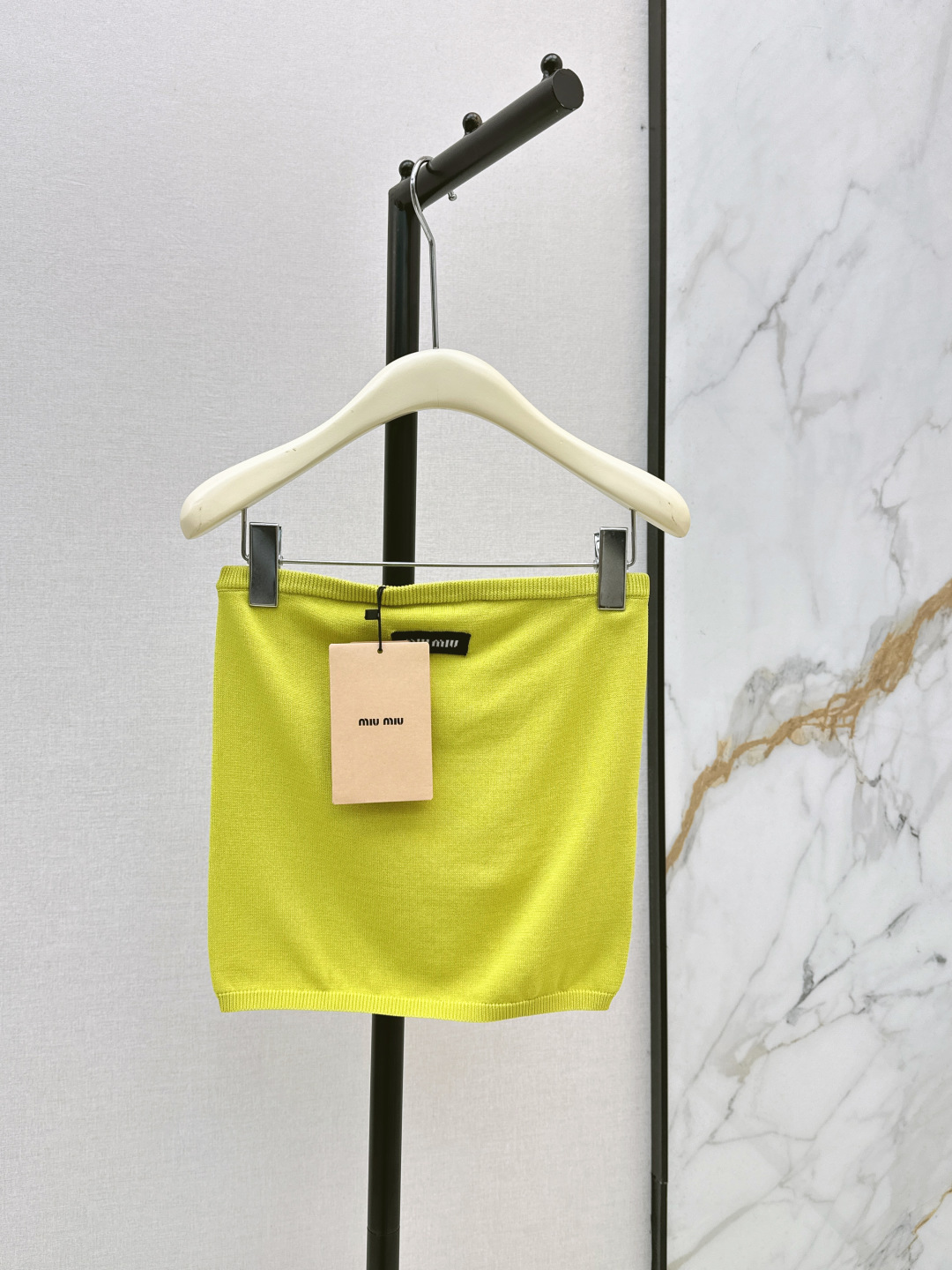 NO:834205,Miu 26Ss————The latest dopamine color knitted tube top for spring and summer. It is made of soft, waxy and skin-friendly elastic knitted fabric. It is not tight when worn close to the body and can quietly tighten the waistline. It easily outlines the smooth shoulder and neck lines and graceful curves. The simple letter embroidery on the chest is a low-key finishing touch. It has a sweet and cool feeling that makes it full of recognition. The dark gray tone has a cool and high-end feeling. Even a small person can wear it with a golden ratio of 30 to 70. Full marks for practicality.  Two colors ready for sale sml,,miumiu,gold,19860909Miu 26Ss————春夏最新款多巴胺色系针织抹胸软糯亲肤的弹力针织面料 贴身穿不紧绷还能悄悄收紧腰线 轻松勾勒出流畅肩颈线与曼妙曲线 胸前简约的字母刺绣低调点睛 自带辨识度甜酷感直接拉满 深灰色调自带清冷高级感 小个子也能穿出三七分黄金比例 实穿度满分 两色现货发售sml,,miumiu,gold,,Women's clothing