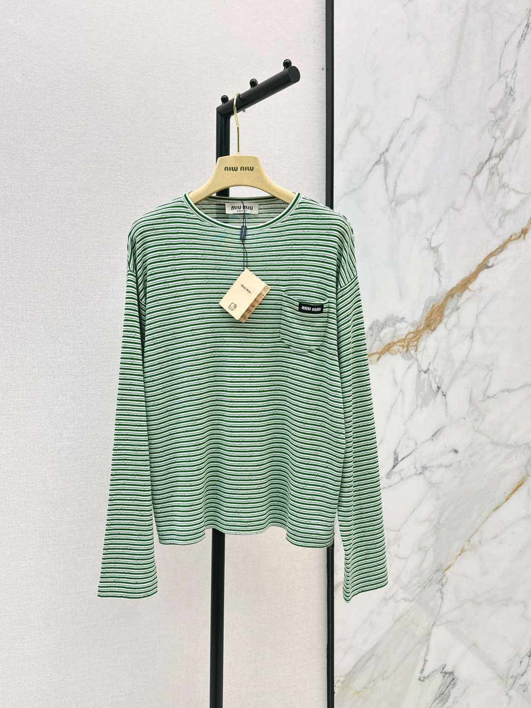 NO:834211,Miu 26Ss————The latest spring and summer new style striped round neck light knitted long-sleeved sweater retro stripe series fresh and gentle brown and white and green and white stripes are relaxed and casual, full of relaxation in summer. Custom-spun cotton cashmere mulberry silk fairy combination blended yarn feels soft and waxy. It is also very comfortable to use sun protection in summer. The loose and lazy version is comfortable, lively and reduces age. It can be paired with jeans or skirts to give a sense of advanced laziness.  Two colors ready for sale sml,,miumiu,skirts,jeans,19860909Miu 26Ss————春夏最新款夏日新款条纹圆领轻薄针织长袖针织衫复古条纹系列清新又温柔的棕白和绿白条纹轻松又随性 夏日松弛感拉满 定纺棉山羊绒桑蚕丝神仙组合混纺纱线手感软软糯糯 夏天做防晒也非常舒服 宽松慵懒版型舒适活泼又减龄 搭配牛仔裤或者半裙都透着高级慵懒感 两色现货发售sml,,miumiu,skirts,jeans,,Women's clothing