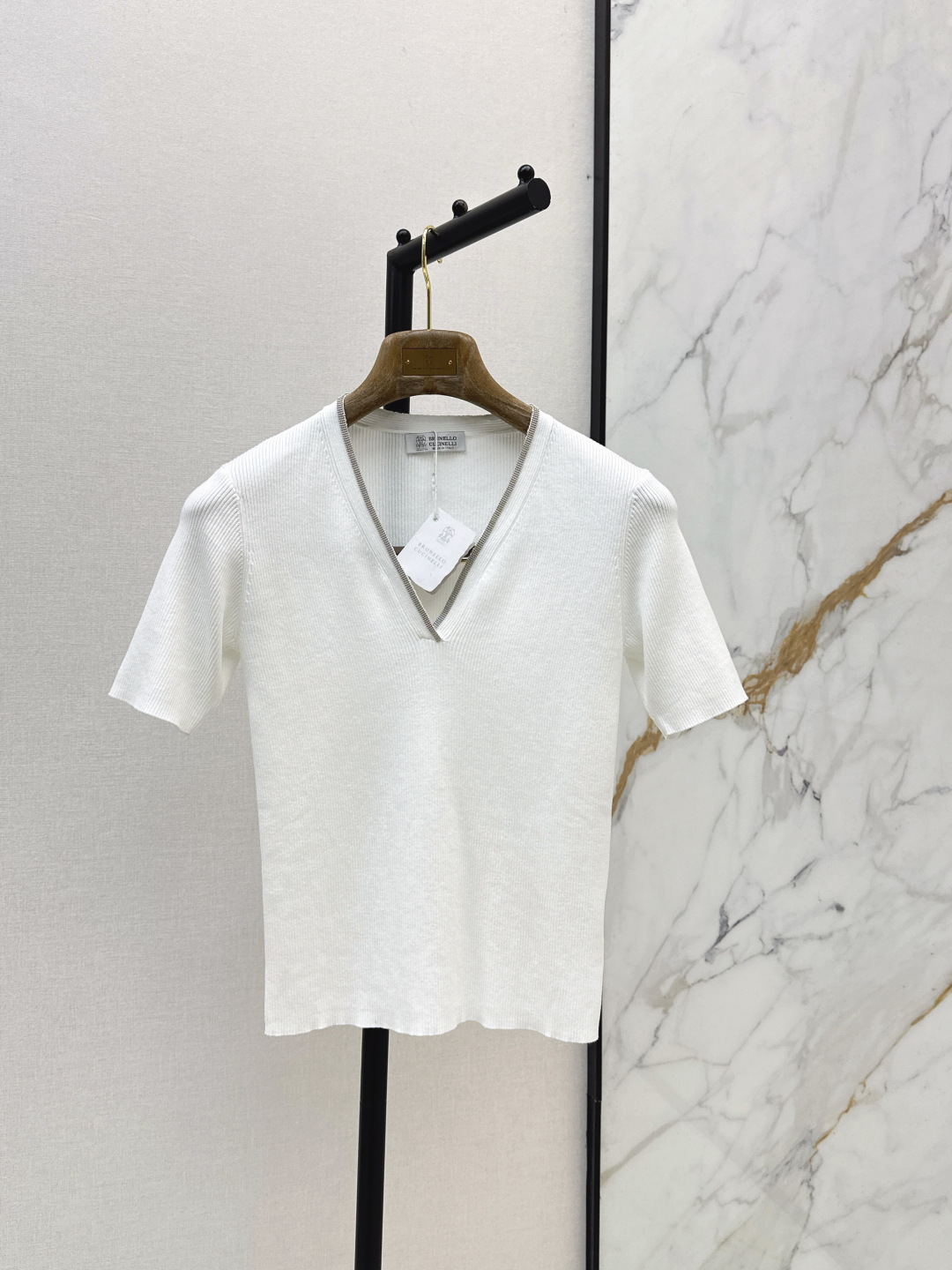 NO:834225,Bc 26Ss————The latest white V-neck pitted knitted short-sleeves for spring and summer are made of high-quality mixed fabrics. Soft and breathable, super comfortable to wear in spring and summer. The V-neck modifies the neck line. The chain decoration is super detailed. Straight shoulder + short design makes you look slimmer and taller. The pitted texture adds a full sense of layering. White is versatile. It can be easily worn with jeans and skirts. One color is available for sale in sml, skirts, jeans, T-shirt,19860909Bc 26Ss———春夏最新款白色V领坑条针织短袖采用优质混访面料 柔软透气 春夏穿超舒服 V领修饰颈部线条 链条装饰超有细节感 正肩+短款设计 显瘦显高 坑条纹理让层次感满满 白色百搭 牛仔裤裙装都能轻松驾驭 一色现货发售sml,,skirts,jeans,T-shirt,,Women's clothing