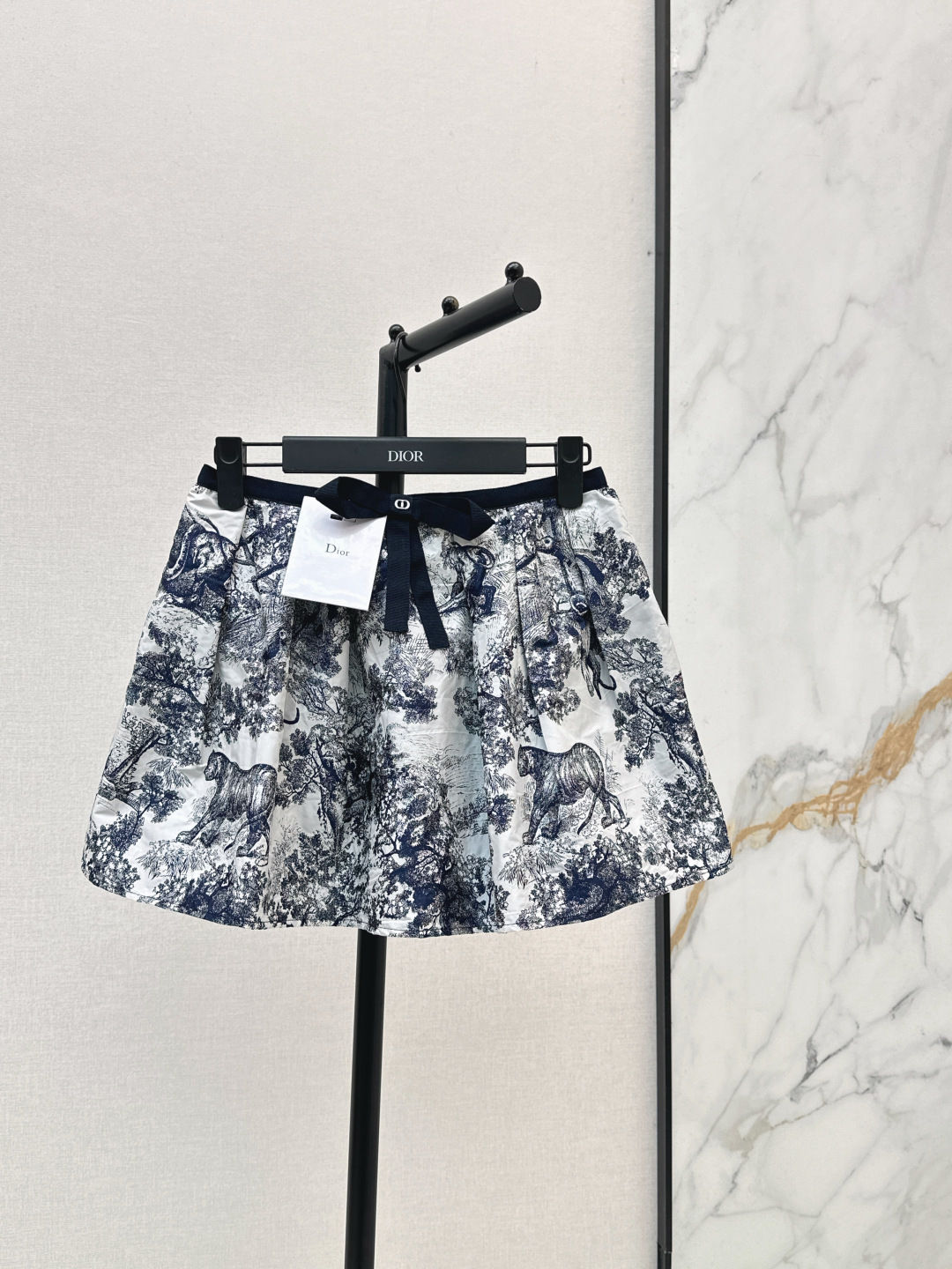 NO:834232,CD 26Ss————The latest French retro-style jungle print A-line skirt for spring and summer has a sense of luxury and playfulness. The high-waisted A-line umbrella skirt version easily creates a high waistline and optimizes body proportions. The classic blue and white jungle print presents the elegant atmosphere of a French manor in a retro sketch style. It is high-end and eye-catching. The waist is decorated with a navy blue bow, which is exquisite and playful. One color ready for sale smlxl,,skirts,19860909CD 26Ss———春夏最新款法式复古风丛林印花A字半裙自带高级感与俏皮感 高腰A字伞裙版型轻松打造高腰线优化身材比例 经典蓝白丛林印花 以复古素描风呈现自带法式庄园的优雅氛围 高级又耐看 腰部搭配一条藏蓝色蝴蝶结装饰精致又俏皮 一色现货发售smlxl,,skirts,,Women's clothing