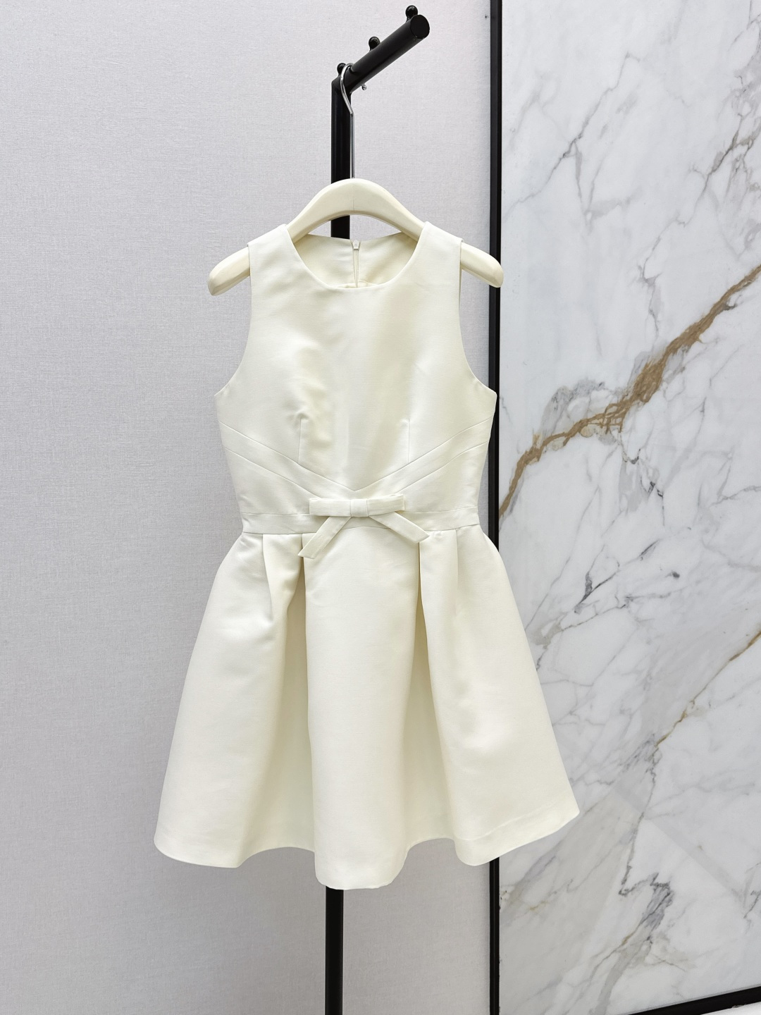 NO:834253,CD 26Ss————The latest bow sleeveless dress for spring and summer. The waist skirt is cute and cute. The upper body is super gentle. The bow design at the waist is exquisite and sweet. The three-dimensional waist shape creates perfect body proportions. The upper body is very thin and can be salty or sweet. Three colors are available for sale smlxl,,skirts,19860909CD 26Ss————春夏最新款蝴蝶结无袖连衣裙 收腰裙摆俏皮可爱 上身超级温柔 腰间蝴蝶结设计精致甜美 立体收腰版型塑造完美身材比例 不挑人版型上身巨显瘦 可盐可甜减龄少女风穿搭连衣裙 三色现货发售smlxl,,skirts,,Women's clothing