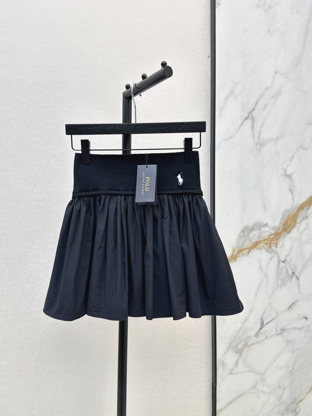 NO:834199,Recommended single item: RL 26Ss - the latest spring and summer pony embroidered girdle splicing short skirt. Recommended god-level skirt. Very popular. Elastic thread splicing cotton design. It has a girdle design. It perfectly modifies the waist shape. The upper body is like super model legs. It looks very tall. It is excellent no matter what it is paired with. The skirt is very large. It is three-dimensional and stylish. It is super fashionable. Two colors are available for sale sml, skirts,19860909爆单款推荐 RL 26Ss————春夏最新款小马刺绣腰封拼接短款半裙 神级半裙推荐 超高人气 松紧螺纹拼接棉质设计 有种腰封设计感 完美的修饰腰型 上身就是超模腿 很显高 无论搭配什么都出色 裙摆用量很足 立体有型 超时髦 两色现货发售sml,,skirts,,Women's clothing