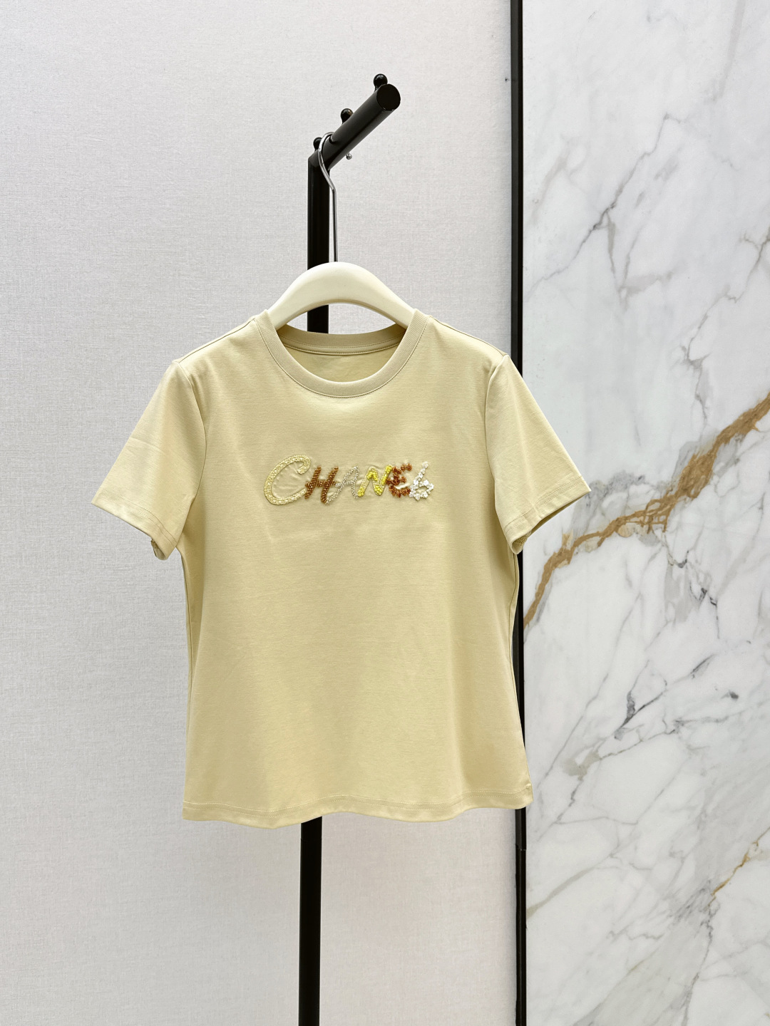 NO:893307,Fashionable niche design 26Ss - the latest spring and summer style short-sleeved T-shirt with heavy beading letters. Creamy white high-count cotton fabric is soft and skin-friendly and has a drapey feel. The slightly fitted version can softly outline the figure. The hand-beaded embroidered letters on the chest are the finishing touch. It can be salty or sweet. Suitable for various wearing scenarios in spring and summer. Two colors are available for sale now: sml, T-shirt, tees, t-shirt,19860909时髦小众设计 26Ss————春夏最新款小香风重工钉珠字母短袖T恤 奶油白色高支棉面料软糯亲肤且自带垂坠感 合身微收的版型能柔和勾勒身形 胸前的手工钉珠刺绣字母是点睛之笔 可盐可甜 适配春夏的多种穿搭场景 两色现货发售sml,,T-shirt,tees，t-shirt,,Women's clothing