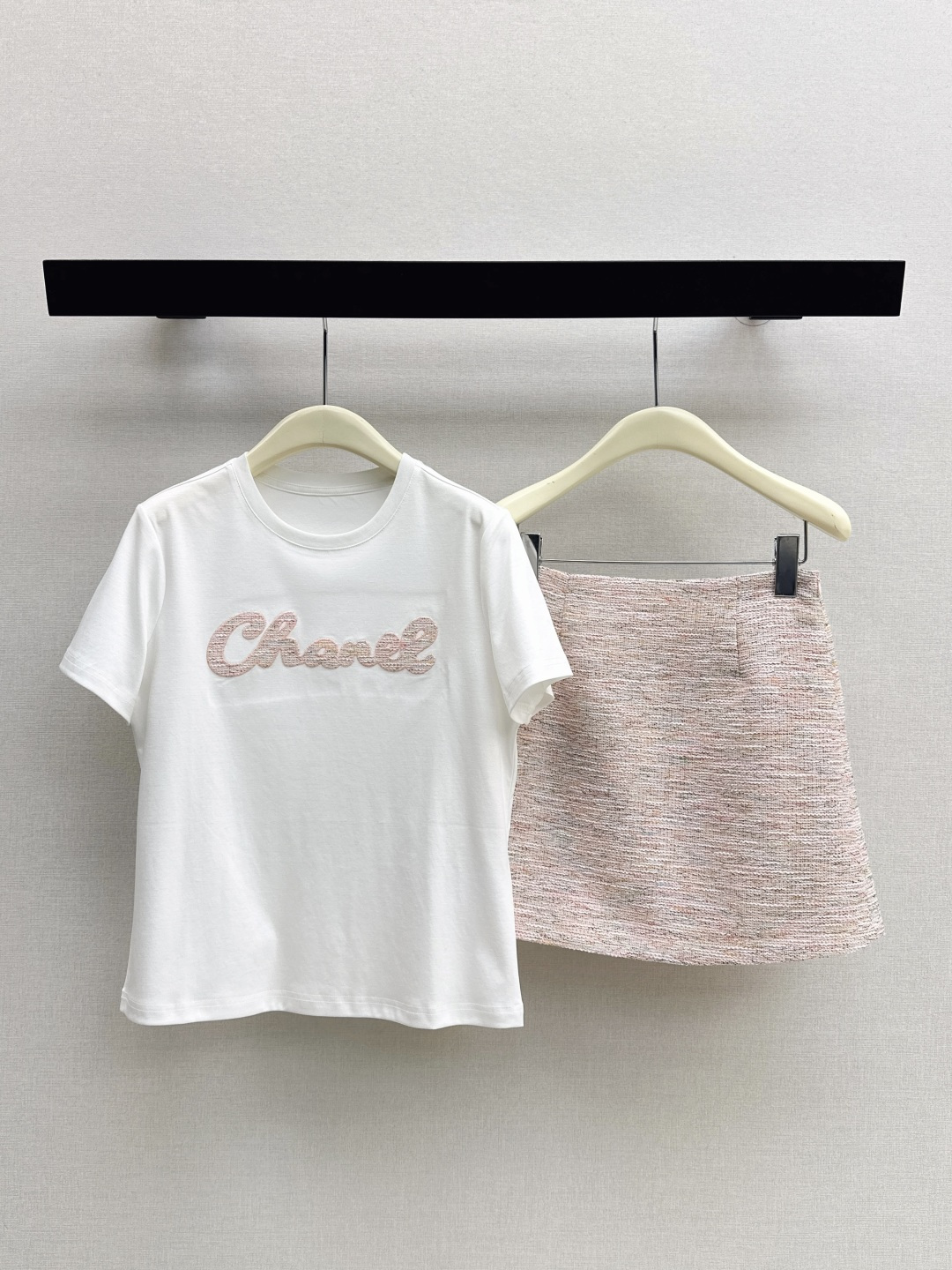 NO:893310,Fashionable niche design 26Ss————The latest spring and summer heavy-duty patchwork embroidered letter short-sleeved T-shirt. The white high-count cotton fabric is soft and skin-friendly and has a drapey feel. The slightly fitted version can softly outline the body shape. The hand-embroidered letters on the chest are the finishing touch. It can be salty or sweet. Suitable for various wearing scenarios in spring and summer. Two colors are available for sale now: sml, T-shirt, tees, t-shirt,19860909时髦小众设计 26Ss————春夏最新款小香风重工贴布绣花字母短袖T恤 白色高支棉面料软糯亲肤且自带垂坠感 合身微收的版型能柔和勾勒身形 胸前的手工刺绣字母是点睛之笔 可盐可甜 适配春夏的多种穿搭场景 两色现货发售sml,,T-shirt,tees，t-shirt,,Women's clothing