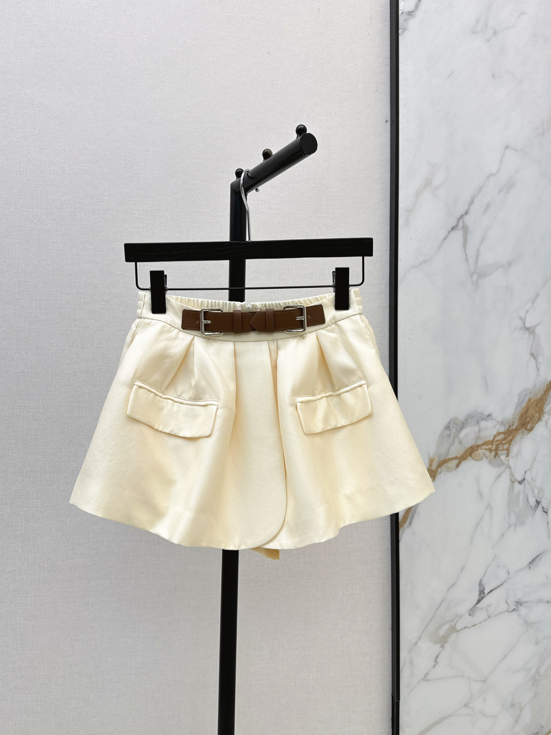 NO:834760,Fashionable niche design 26Ss————The latest belt-decorated shorts for spring and summer. The most leg-lengthening design point. Infinitely extend the proportion of the legs. The upper body has the effect of leg essence. A perfect and versatile artifact. Simple and detailed. Two colors available for sale sml,,shorts,19860909时髦小众设计 26Ss————春夏最新款皮带装饰短裤最最显腿长的设计点 无限延长腿部比例感 上身就是腿精效果 妥妥的百搭神器 简约有细节感 两色现货发售sml,,shorts,,Women's clothing