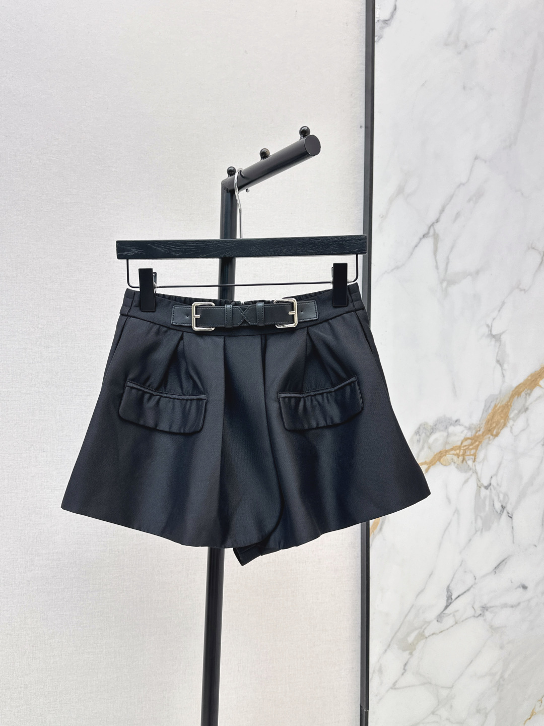 NO:834766,Fashionable niche design 26Ss————The latest belt-decorated shorts in spring and summer, the most leg-lengthening design point. Infinitely extend the proportion of the legs. The upper body has the effect of leg essence. A perfect versatile artifact. Simple and detailed. Two colors are available for sale sml l,,shorts,19860909时髦小众设计 26Ss————春夏最新款皮带装饰短裤最最显腿长的设计点 无限延长腿部比例感 上身就是腿精效果 妥妥的百搭神器 简约有细节感 两色现货发售sml l,,shorts,,Women's clothing