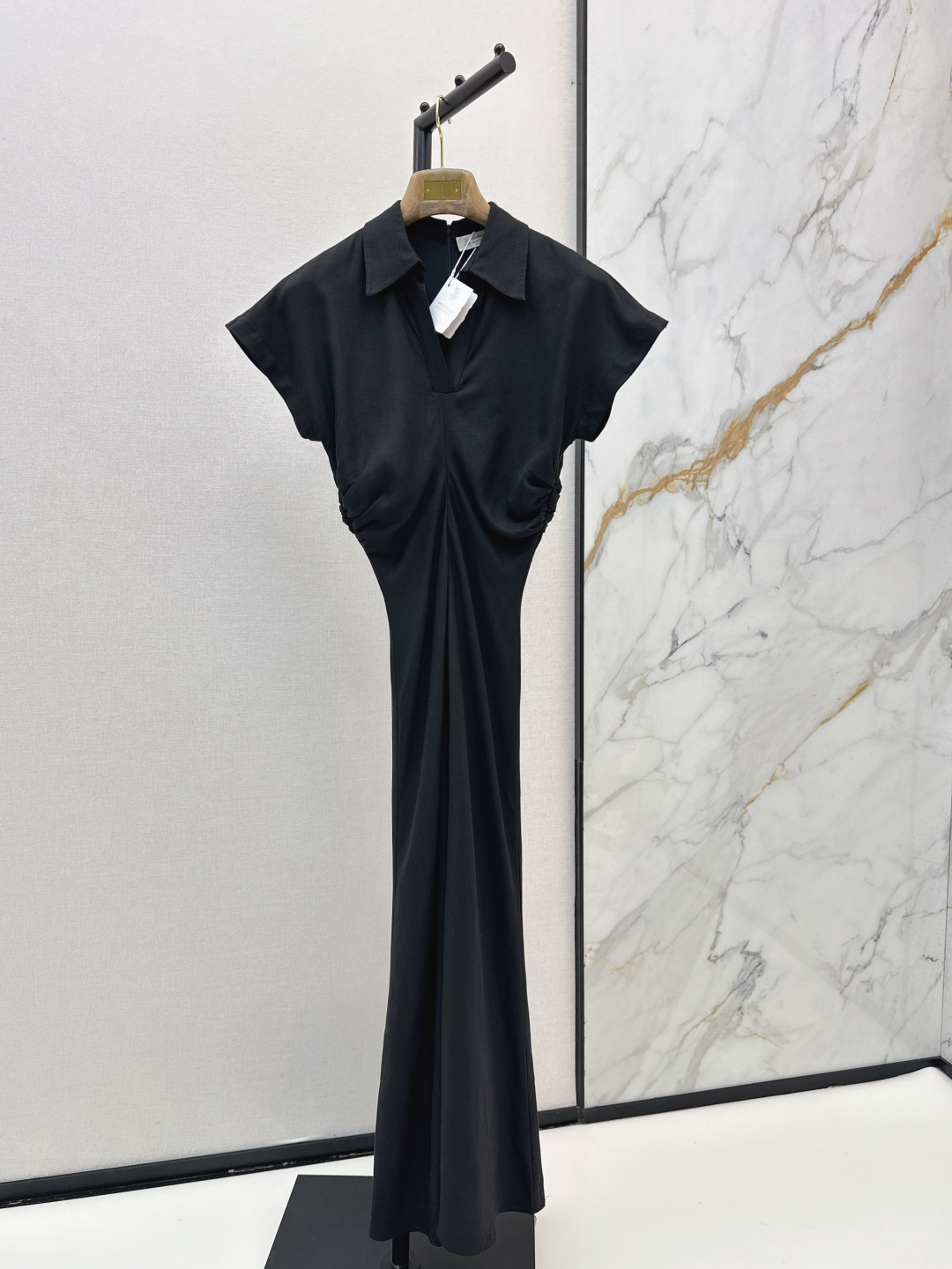 NO:834741,High-end skirt Bc 26Ss————The latest spring and summer Italian minimalist style long dress with V-shaped lapel design and versatile design. The waist is pleated to tighten the waist. The whole skirt has a super shape. The upper body naturally tightens the waist and hides the flesh invisible. Old money is simple and fashionable. Two colors are available for sale sml,,skirts,19860909高级感裙子 Bc 26Ss————春夏最新款意式极简风穿搭长款连衣裙V字翻领设计百搭设计 腰部褶皱收腰 整个裙型超级棒 上身自然收腰 藏肉于无形 老钱简约又时髦 两色现货发售sml,,skirts,,Women's clothing