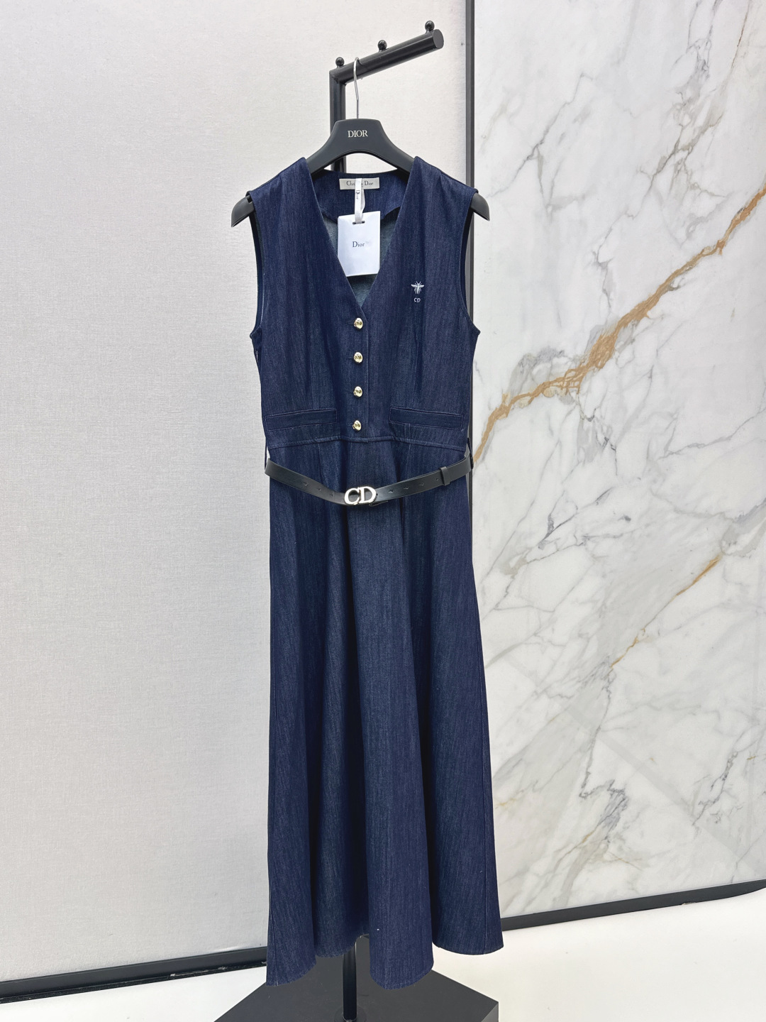 NO:835491,CD 26Ss - the latest sleeveless long denim dress for spring and summer. The upper body is cool and sassy in a unique color tone. The texture is fine and the cotton feels natural. It has a muscular yet soft feel. One color available for sale sml,,skirts,19860909CD 26Ss———春夏最新款无袖长款牛仔连衣裙个性色调上身又酷又飒爽 纹理细腻棉感自然 既有筋骨感又不失柔软 一色现货发售sml,,skirts,,Women's clothing