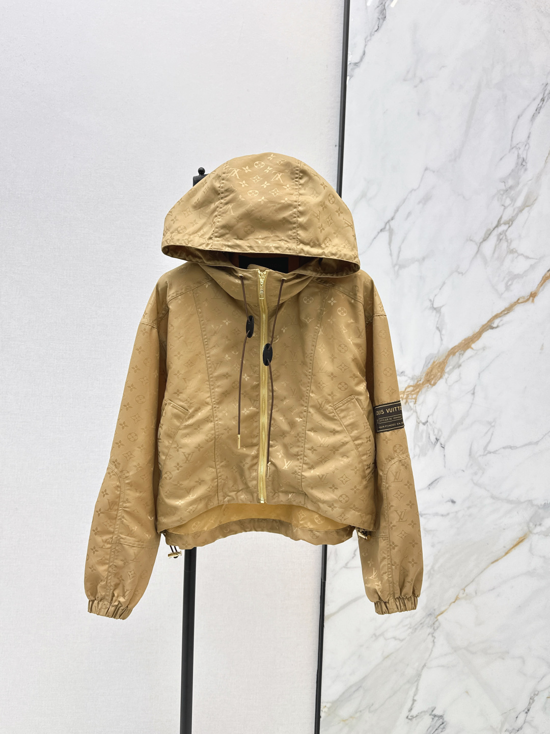 NO:835496,L Family 26Ss————The latest spring and summer logo jacquard hooded jacket with special material and texture. Every small detail is paid great attention to. Just the right sense of high-end. Three-dimensional tailoring makes the upper body of the garment more refined and western. One color ready for sale sml,, louis vuitton, jackets & coats, hats,19860909L家 26Ss————春夏最新款logo提花连帽外套特殊材质有肌理感 每个小细节都非常注重 恰到好处的高级感 立体剪裁 让成衣上身更为精致洋气 一色现货发售sml,,louis vuitton,jackets & coats,hats,,Women's clothing