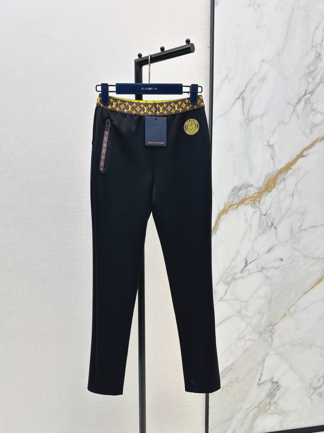 NO:835504,L's 26Ss————The latest spring and summer style contrasting ribbed webbing slimming black yoga leggings with letter webbing waist and logo, versatile and fashionable. Customized imported spandex blended quick-drying breathable texture, soft and delicate. Ergonomic shaping design is an invincible slimming tool. Three-dimensional mid-high waist version makes the buttocks slimmer and taller. The upper body has a fashionable and high-end sense. One color ready for sale smlxl,, louis vuitton,19860909L家 26Ss————春夏最新款撞色罗纹织带瘦身黑色瑜伽打底裤字母织带腰logo百搭时髦 定制进口氨纶混纺速干透气质感柔软细腻 人体工程学塑形设计无敌瘦腿神器 立体中高腰版型提臀显瘦又高挑 上身自带时髦高级感 一色现货发售smlxl,,louis vuitton,,Women's clothing