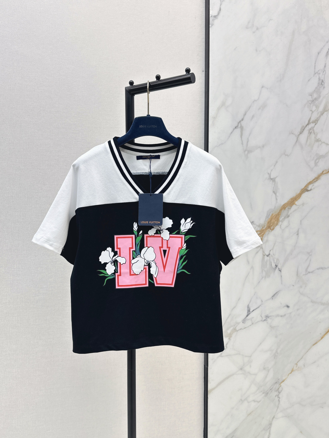 NO:835517,L Family 26Ss————The latest spring and summer style V-neck T-shirt with contrasting color design. The density is very high and the feel is super good. It is a really hard-working one. The details are perfect. The regular version. The upper body is not picky at all. It is simple and generous. The same color is available for sale sml, louis vuitton, tees, t-shirt,19860909L家 26Ss————春夏最新款拼接撞色设计V领T恤密度很高手感超好 真的费劲心血的一款 细节完美 常规版型 上身完全不挑人简单大方 一色现货发售sml,,louis vuitton,tees，t-shirt,,Women's clothing