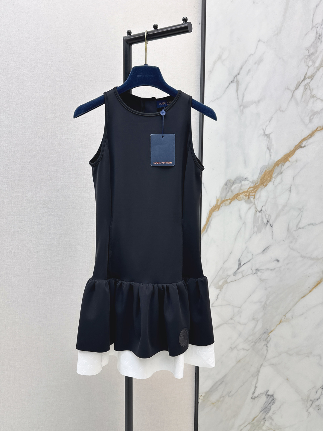 NO:835521,Ljia 26Ss————The latest spring and summer splicing design sleeveless dress is fashionable and low-key, with a luxurious and high-end temperament!  The version is versatile and easy to match. Classic black and white color matching design. One color ready for sale. smlxl, louis vuitton, skirts,19860909L家 26Ss————春夏最新款拼接设计无袖连衣裙时髦低调 气质又奢华高级！版型百搭不挑人 经典黑白拼色设计 一色现货发售smlxl,,louis vuitton,skirts,,Women's clothing