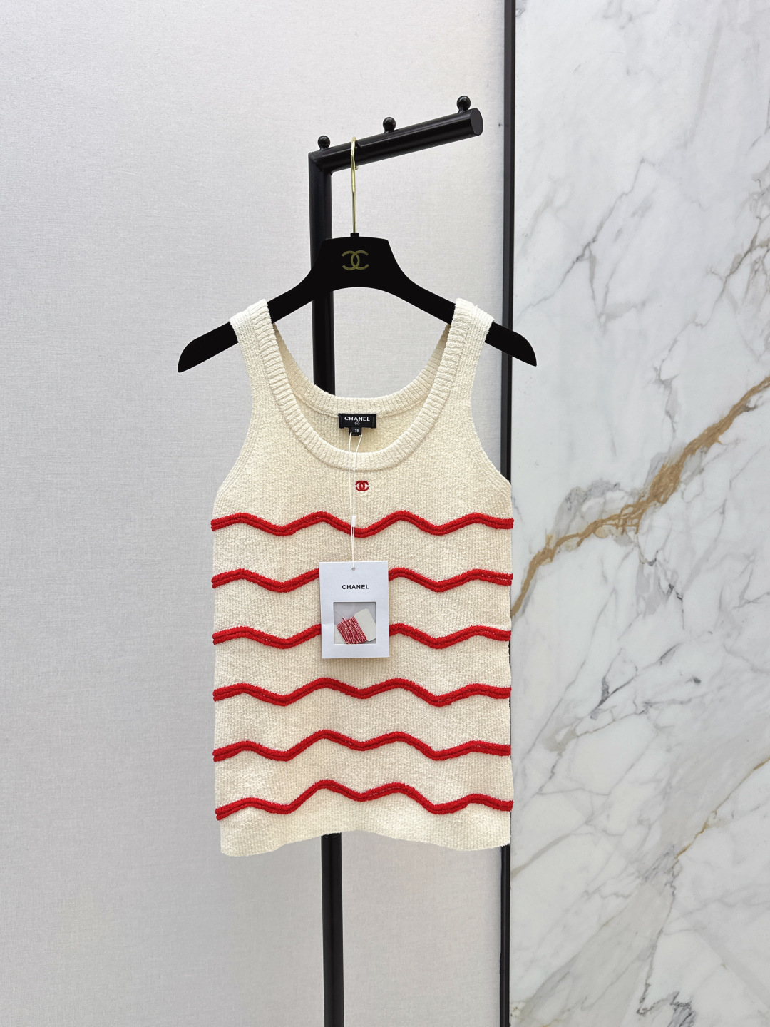 NO:835487,Zhang Zifeng's same style C home 26Ss————The latest spring and summer cocobeach series wavy striped knitted vest is off-white with red wavy stripes. It is full of summer vacation atmosphere. The knitted fabric is soft and comfortable. It looks good when worn alone or layered. The wavy striped design is super recognizable and a must-have item for summer wardrobe. One color ready for sale sml,,chanel,19860909张子枫同款 C家 26Ss————春夏最新款cocobeach系列波浪条纹针织背心米白色底配红色波浪条纹 夏日度假氛围感满满 针织面料柔软舒适 单穿或内搭都很好看 波浪条纹设计超有辨识度夏季衣橱必备单品 一色现货发售sml,,chanel,,Women's clothing