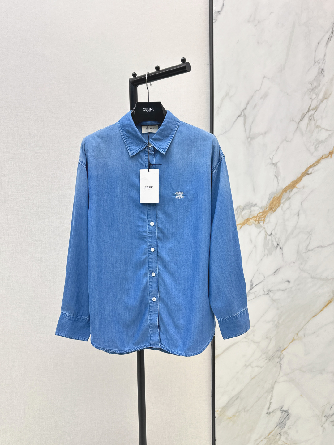 NO:835492,Ce 26Ss————The latest spring and summer Arc de Triomphe embroidery decorated denim shirt summer holiday sun protection functional shirt. Made of imported Tencel denim cotton. It is very light and thin. It feels soft and waxy. It can be worn as a sun protection shirt. It is very practical to wear. It is suitable for various concave shapes. One color ready for sale sml,, shirts,19860909Ce 26Ss————春夏最新款凯旋门刺绣装饰牛仔衬衫夏季度假防晒功能衬衫 采用进口的天丝牛仔棉 非常轻薄 手感软糯 可以当防晒衬衫穿 很实穿 各种凹造型都适合 一色现货发售sml,,shirts,,Women's clothing